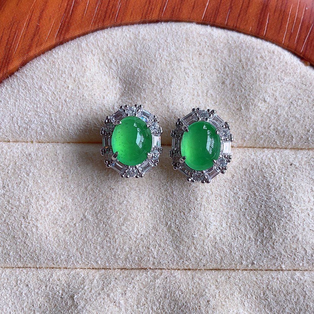 冰满绿翡翠925银镶嵌耳钉，自然光实拍，翠色灵动，颜色漂亮，种老水足，品相佳，佩戴佳品！W502.2