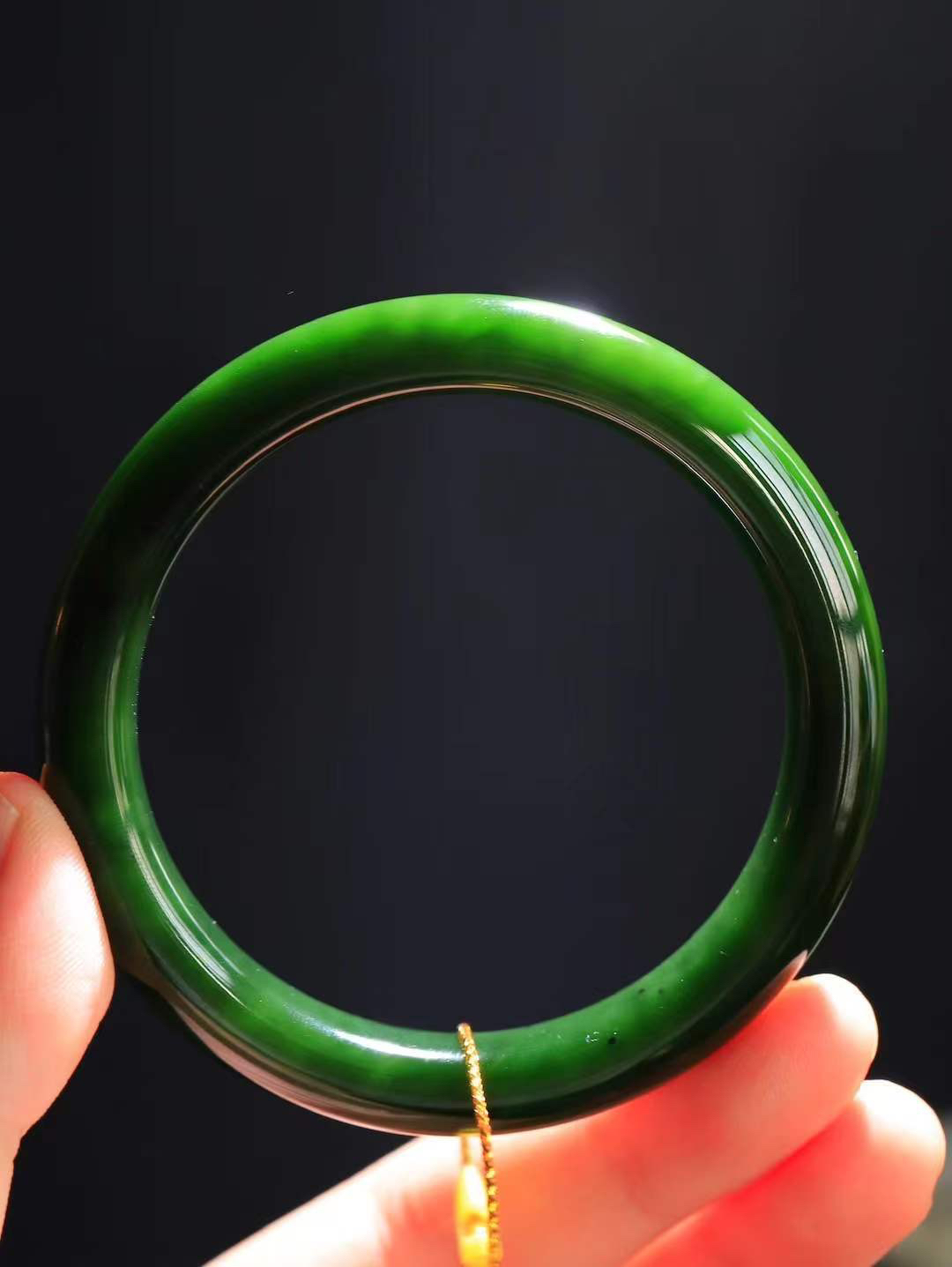 （碧色荡漾.手镯）

精品和田玉碧玉手镯，灼灼其华想像靓妆淡伫 ，腕间绿意跳脱冰壶莹，坐间静对，姑射仙姿潇洒处，艳冶最奇料子油润滋腻镯型饱满，手感上佳。重56克   内径57mm尺寸12.3-8.7mm  24372213T