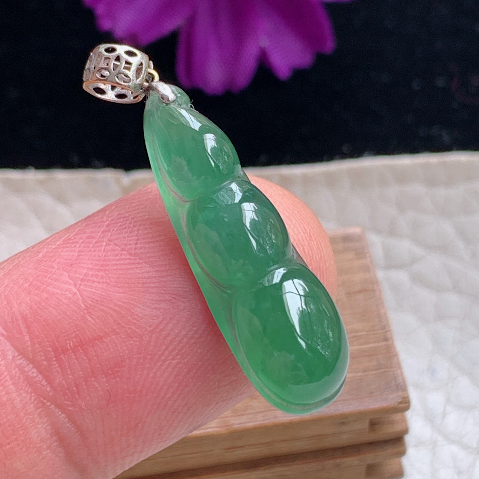 zz3实拍26.6*8.5*5.7缅甸翡翠冰油绿小福豆吊坠四季豆镶金锁骨坠