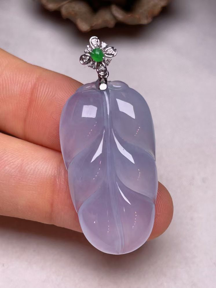 冰种淡紫叶子吊坠、真金真钻镶嵌，种水好，玉质细腻 .裸石尺寸 33.0*17.7