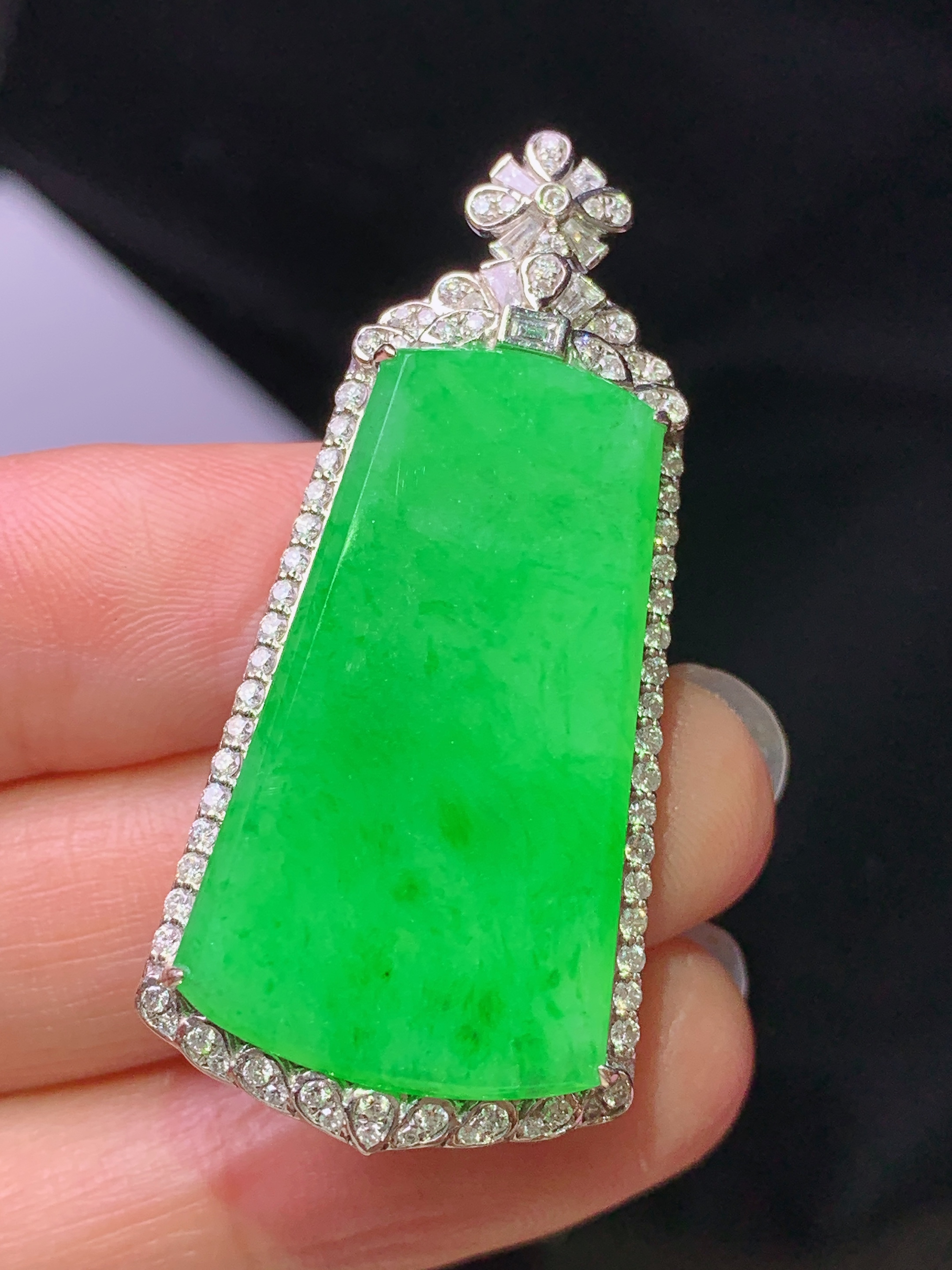 18k金钻镶嵌翠绿无事牌吊坠 玉质细腻 色泽艳丽清新 水润亮眼 整体尺寸44*20.3*8.8s1