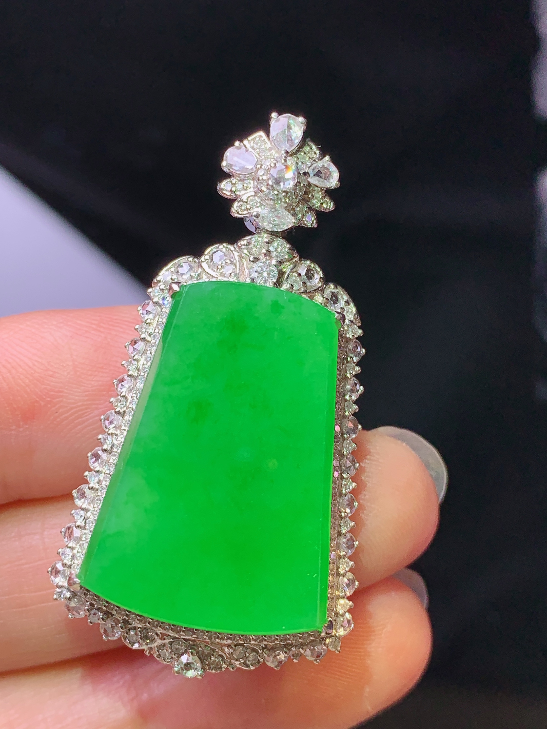 18k金钻镶嵌翠绿无事牌吊坠 玉质细腻 色泽艳丽清新 水润亮眼 整体尺寸41*22.3*11.3h2