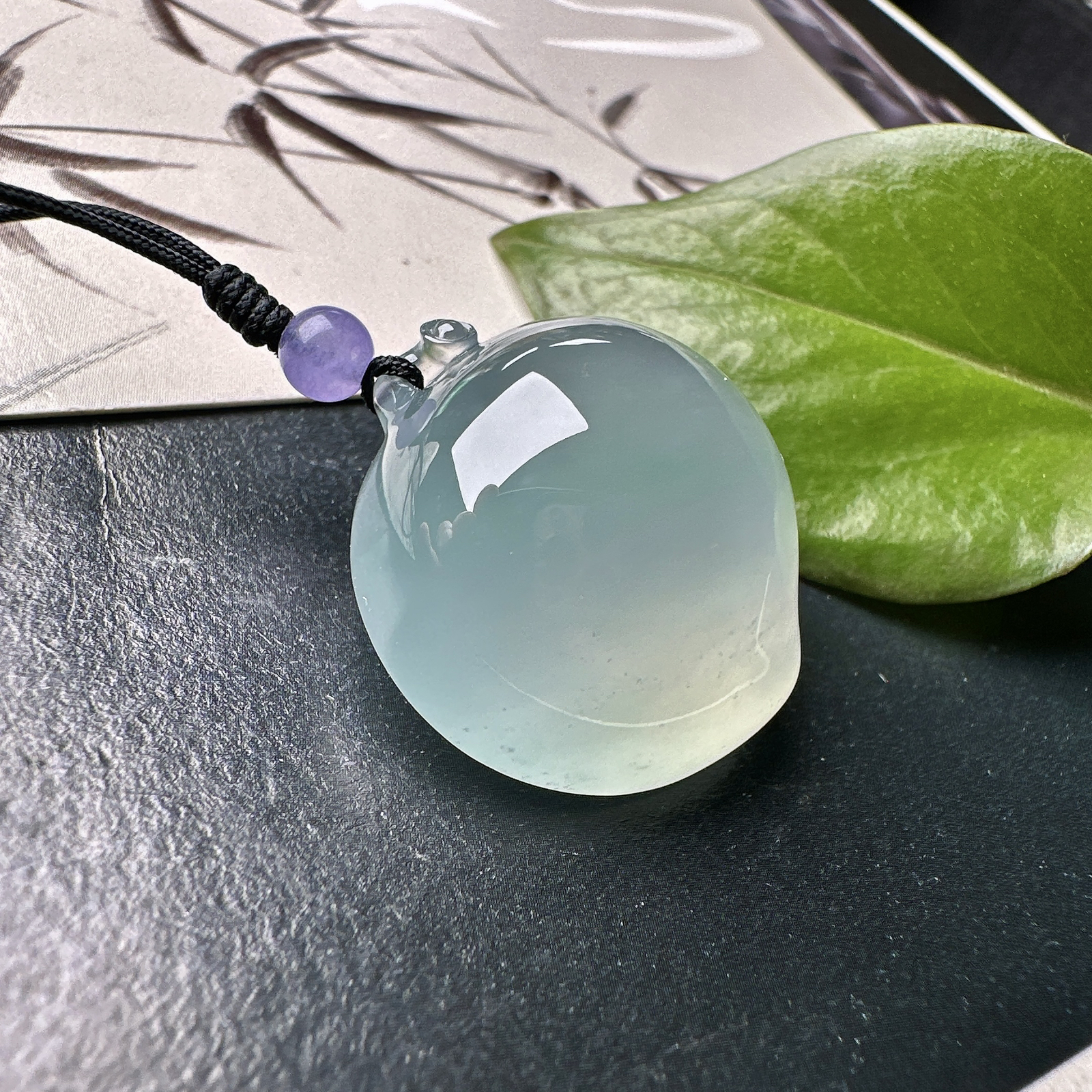 【冰种大桃子吊坠】质地细腻，冰润透亮，光泽出众，冰感十足