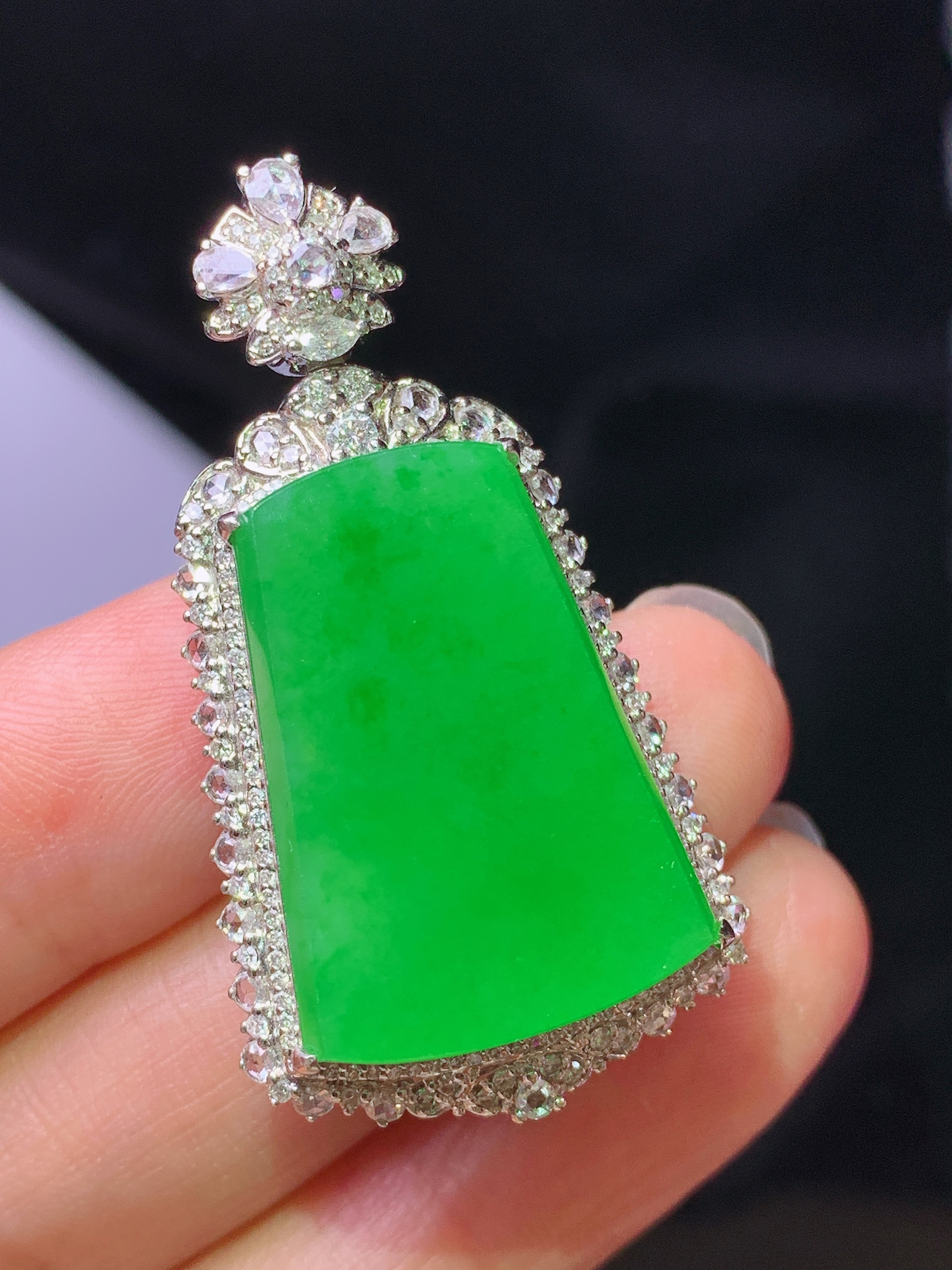 18k金钻镶嵌翠绿无事牌吊坠 玉质细腻 色泽艳丽清新 水润亮眼 整体尺寸41*22.3*11.3h2