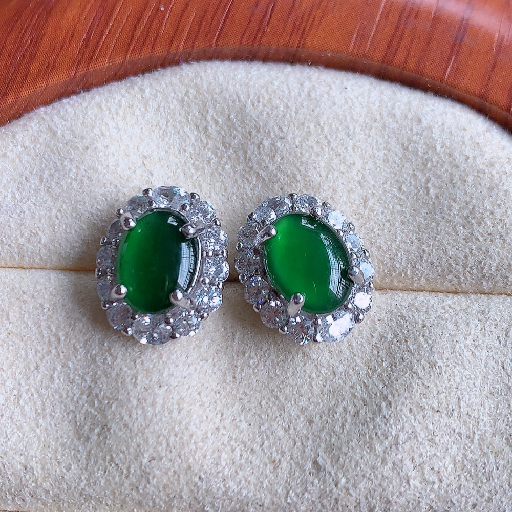 冰满绿翡翠925银镶嵌耳钉，自然光实拍，翠色灵动，颜色漂亮，种老水足，品相佳，佩戴佳品！W815.21  取一整体尺寸：12-10-5.5mm  裸石尺寸：8-6mm