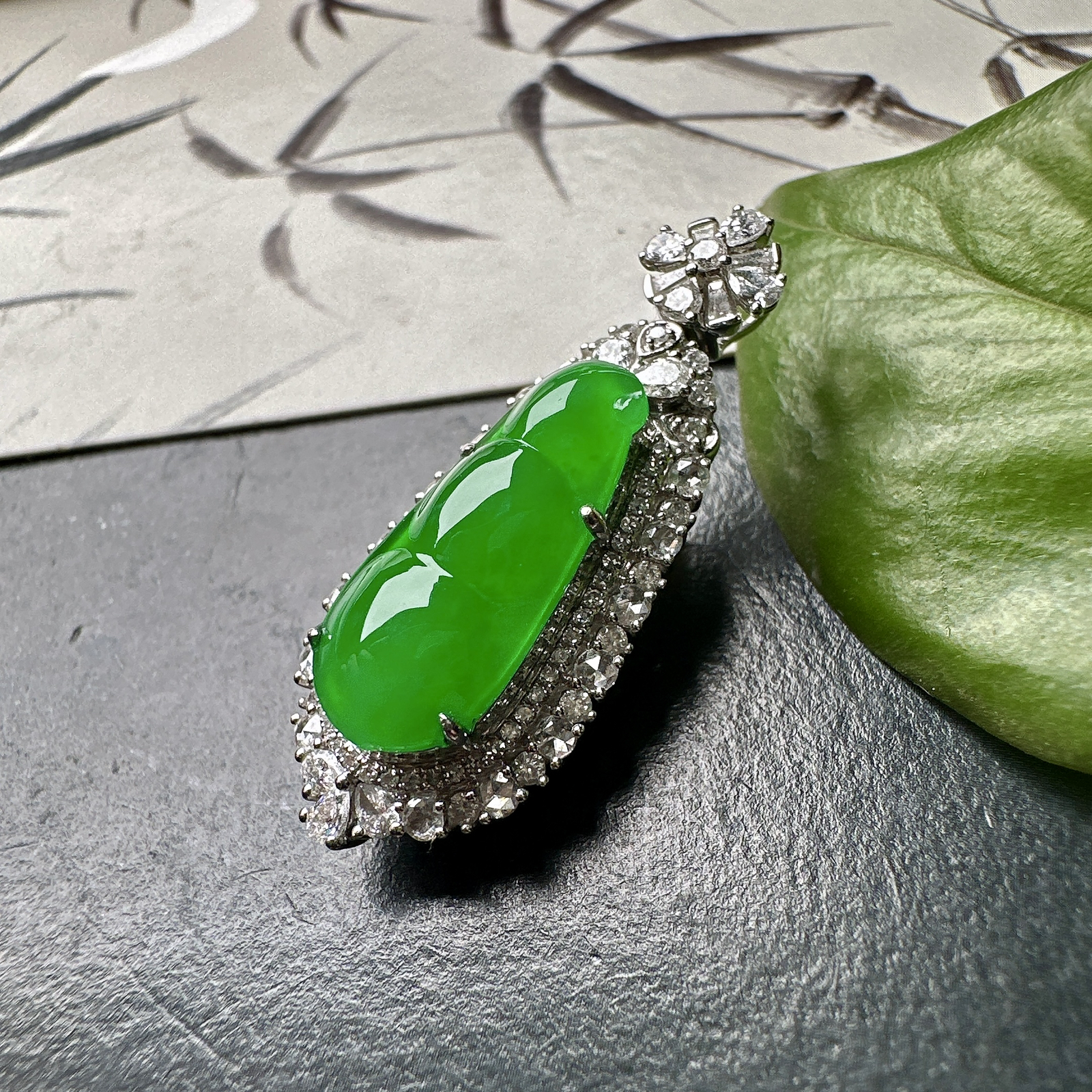 【冰种满绿福豆吊坠】种地上乘，冰感十足，通透起光，饱满圆润，收藏品质，18k金钻镶嵌，裸石尺寸18.6*8.3*3.6毫米