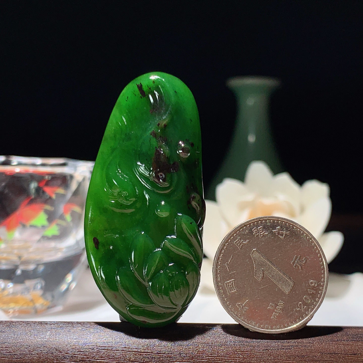 和田玉阳绿七号矿俄罗斯碧玉连年有余鱼挂件。尺寸49/23/8重15克 玉质细腻油润。手推出油。品相大气 lt260321