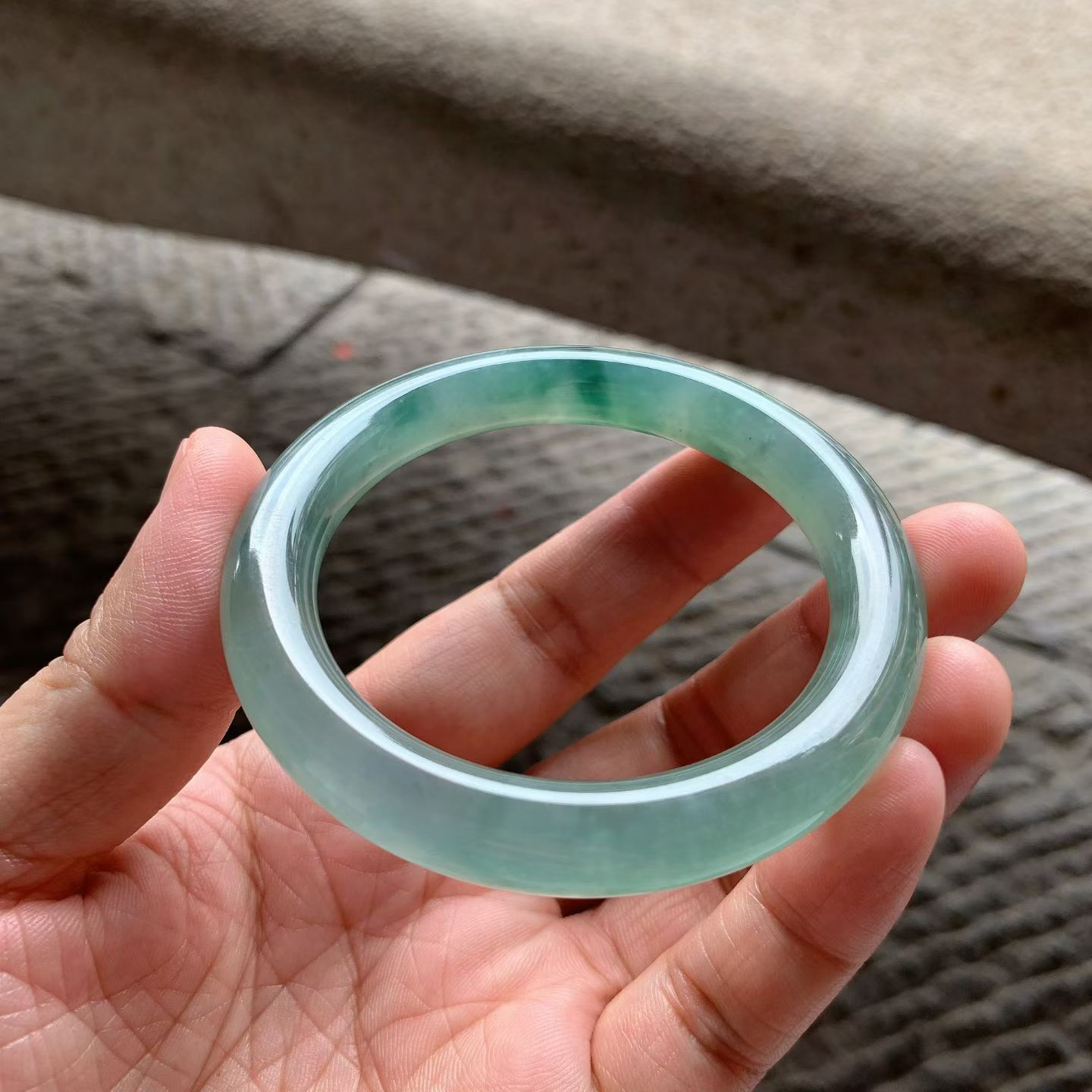 冰飘花圆条手镯，尺寸55*10*10老种通透，水头充盈，胶感十足，色泽低调，静谧深邃！