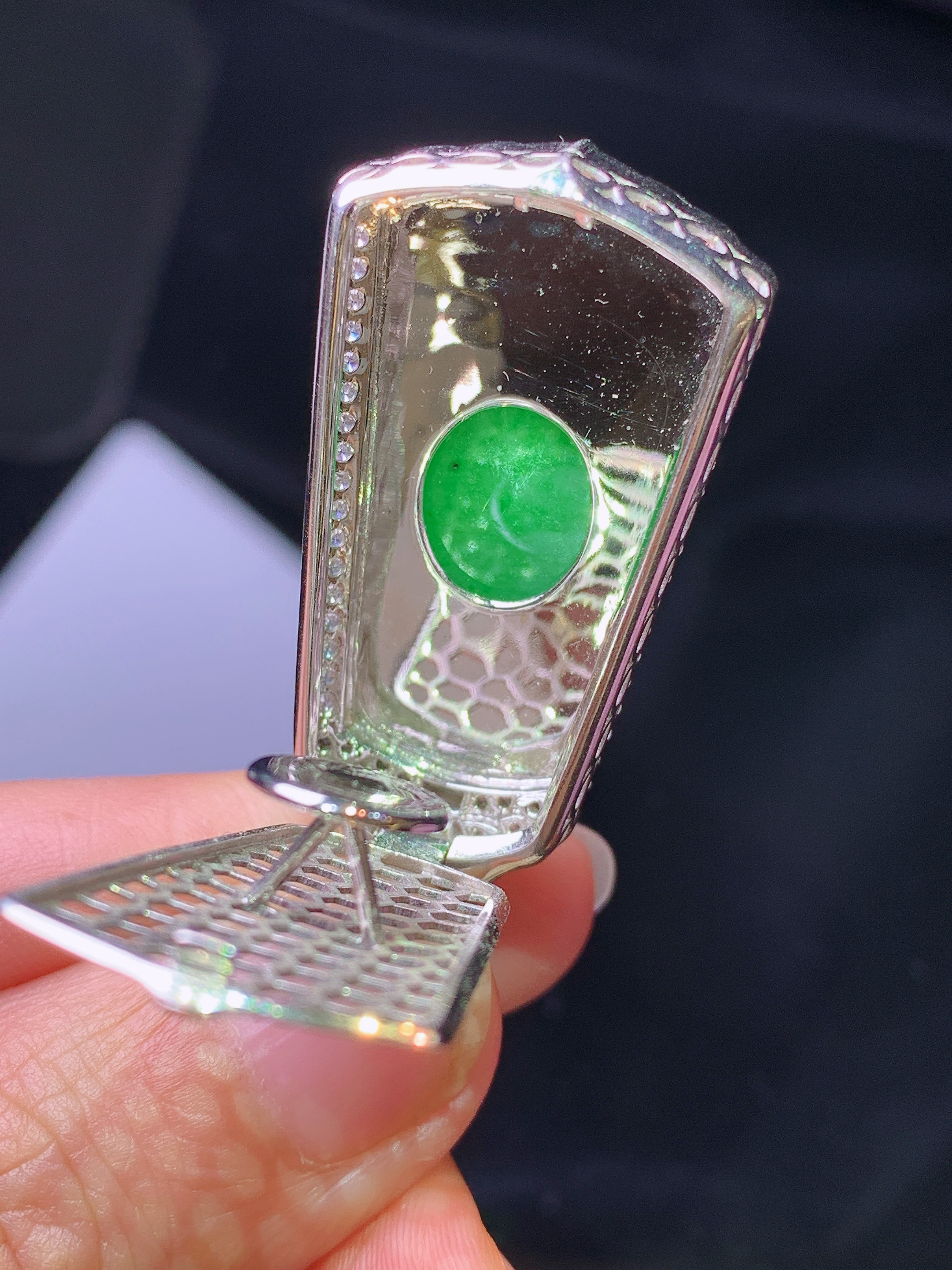 18k金钻镶嵌翠绿无事牌吊坠 玉质细腻 色泽艳丽清新 水润亮眼 整体尺寸44*20.3*8.8s1