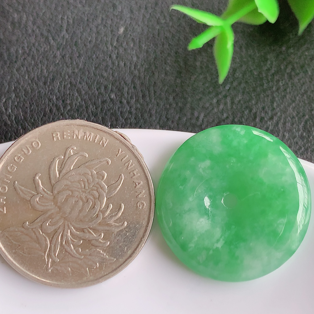 冰润满绿平安扣吊坠，厚装饱满，冰润剔透，细腻水足，种质润泽，飘花灵动，佩戴优雅大气，W42.21   尺寸：22.8-4.5mm