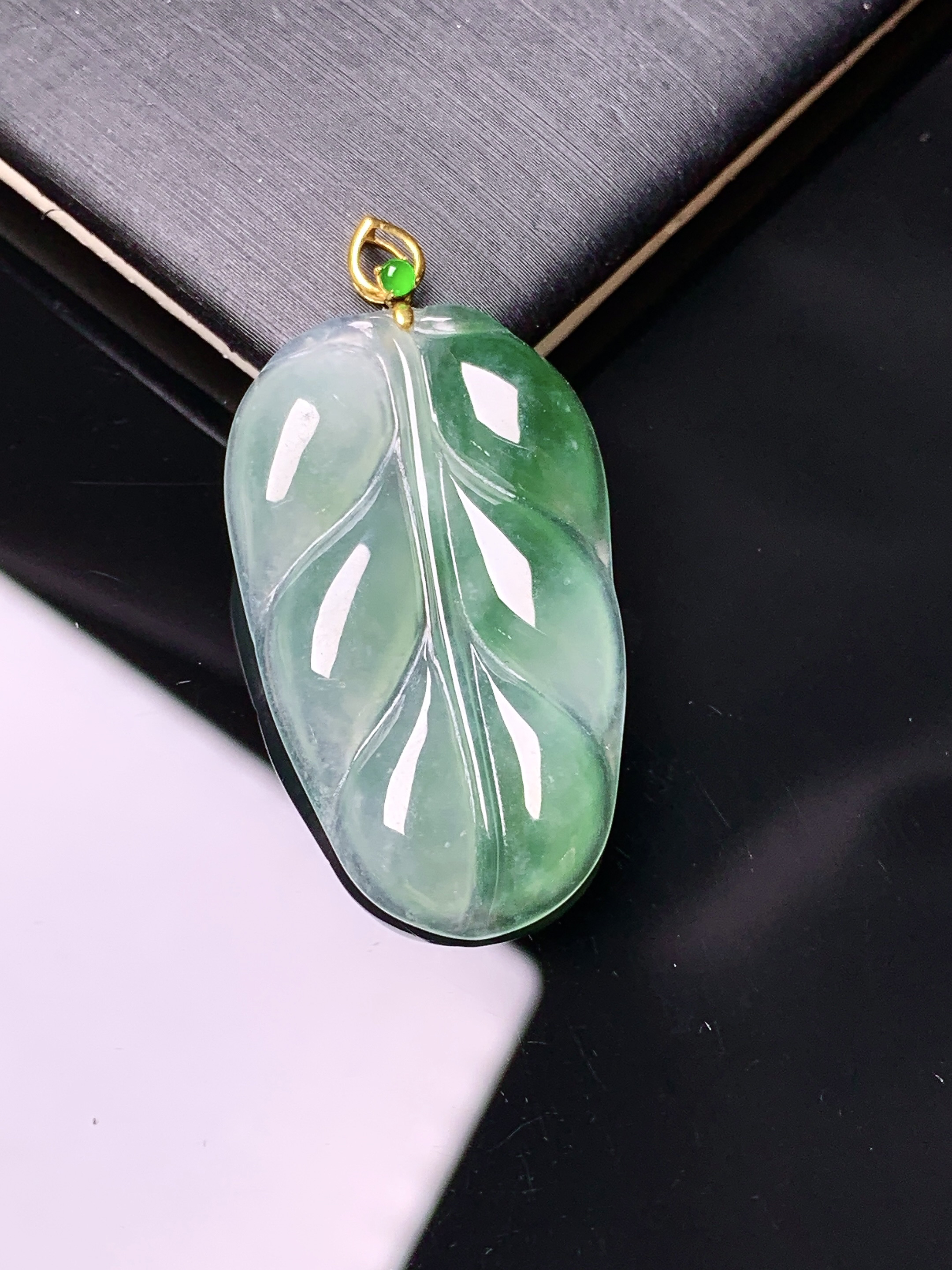 18k金冰种飘绿树叶镶嵌吊坠 玉质细腻 色泽艳丽清新 水润亮眼 整体尺寸36.7*19*3.5c1