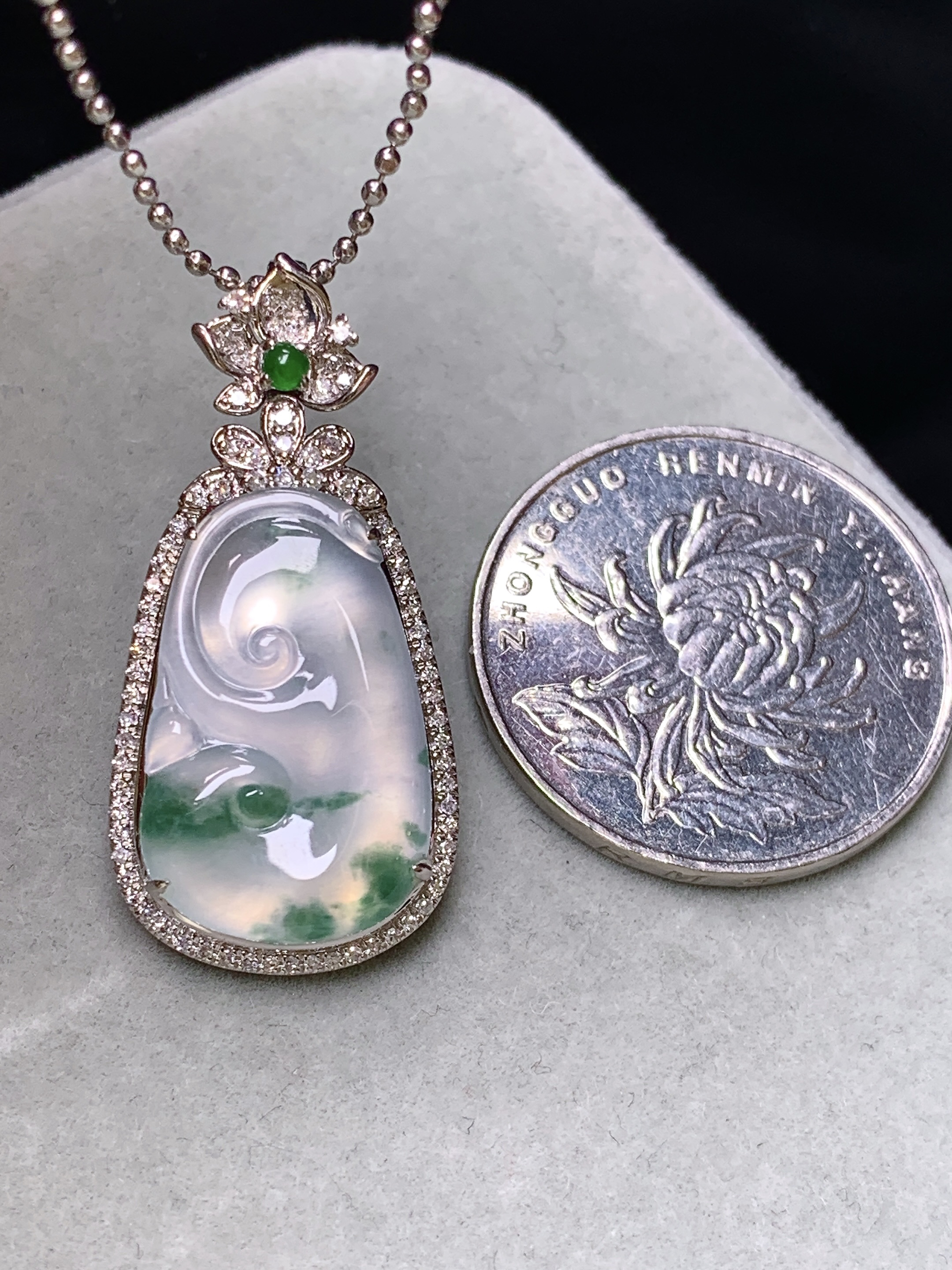 18k金钻镶嵌冰种飘绿如意吊坠 玉质细腻 色泽艳丽清新 水润亮眼 整体尺寸33*16*6.3f3