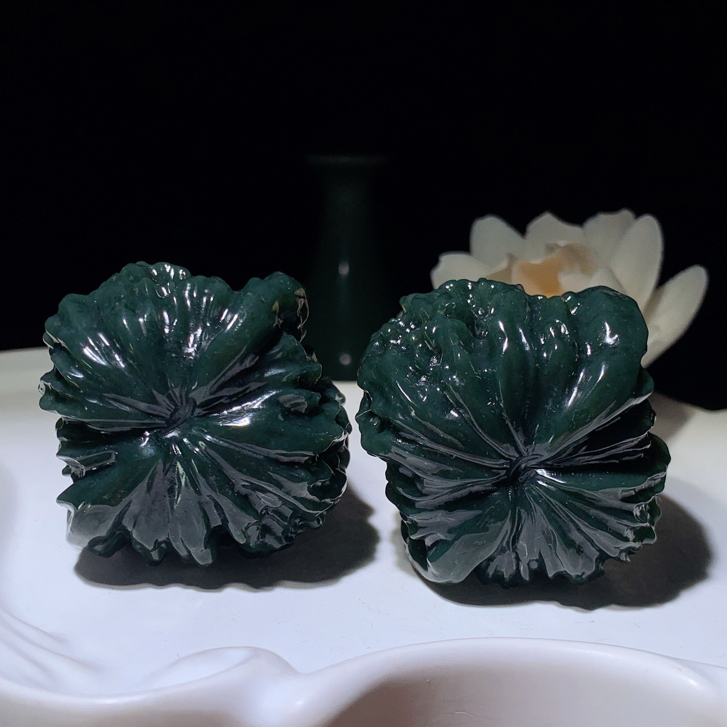 新疆和田玉且末蓝大权在握核桃把件 尺寸47/45重245.5克。玉质细腻油润。手推出油。品相大气lt260321