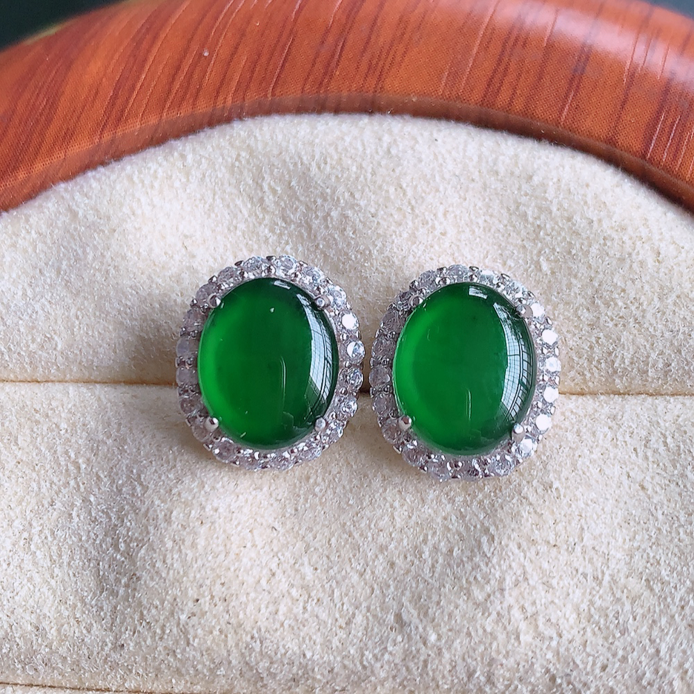 冰满绿翡翠925银镶嵌耳钉，自然光实拍，翠色灵动，颜色漂亮，种老水足，品相佳，佩戴佳品！W815.21  取一整体尺寸：12.6-11-5mm  裸石尺寸：10-8mm