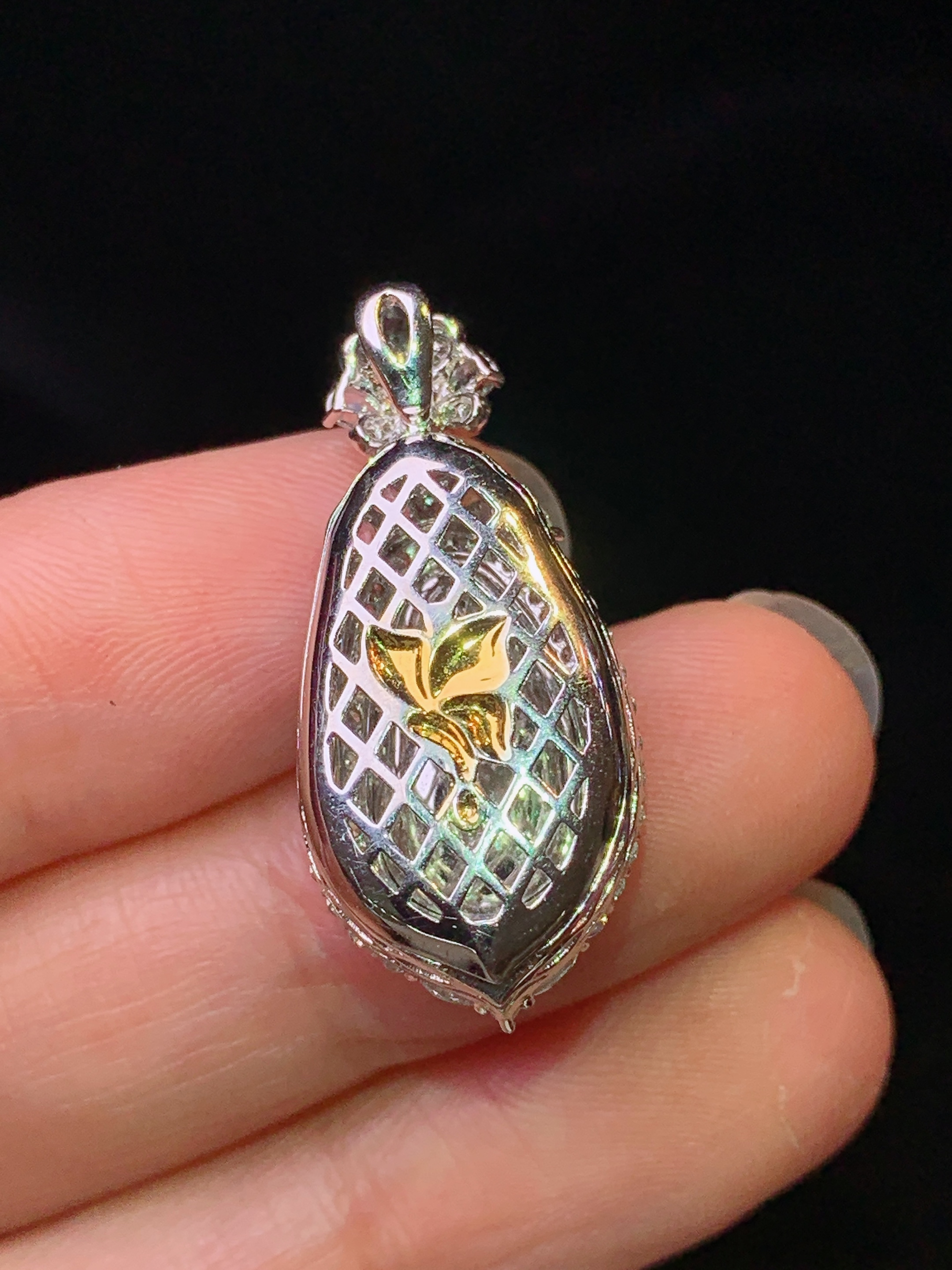 18k金钻镶嵌翠绿四季豆吊坠 玉质细腻 色泽艳丽清新 水润亮眼 整体尺寸29.3*13*10.5z1