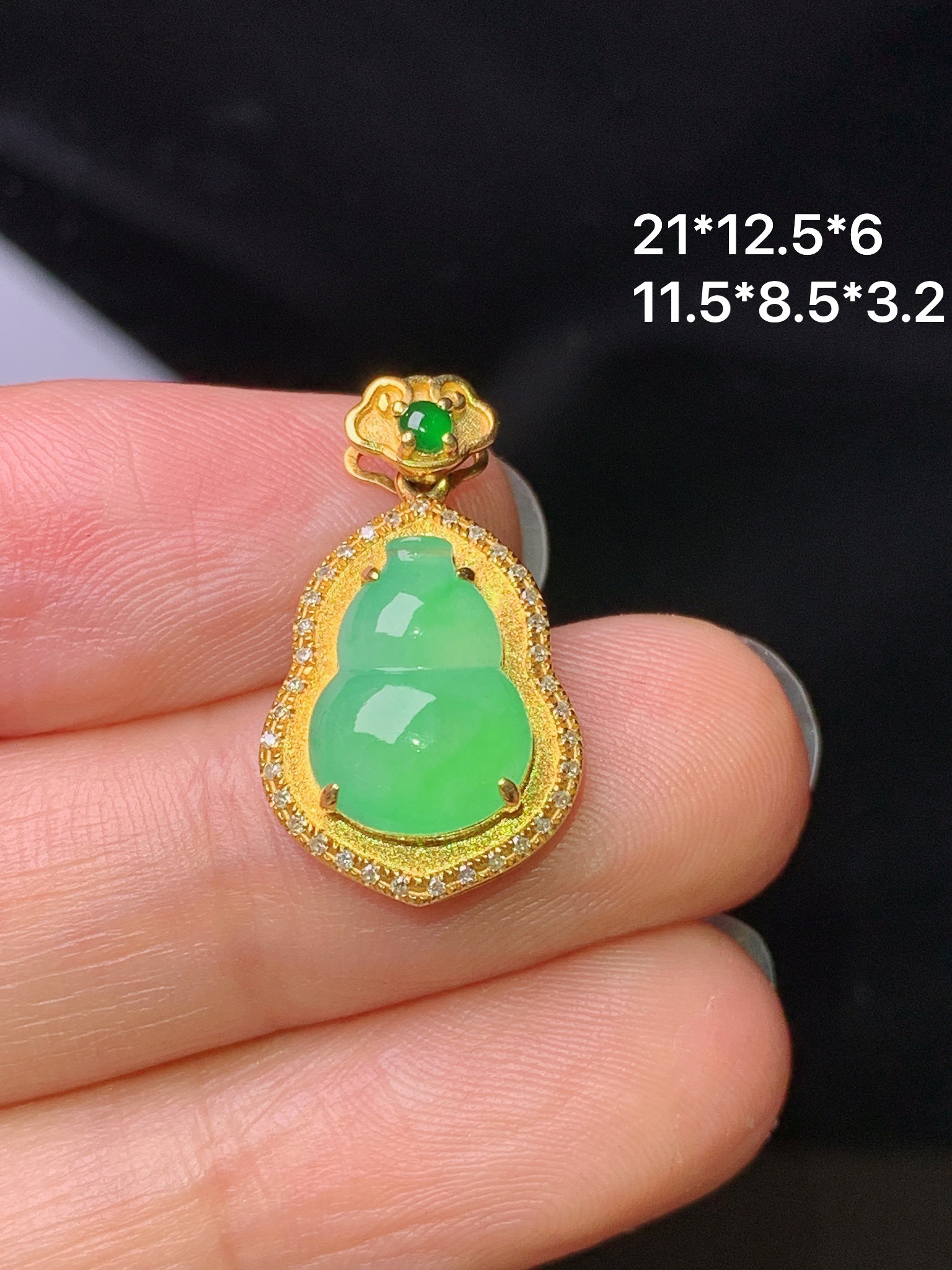 18k金钻镶嵌翠绿葫芦吊坠 玉质细腻 色泽艳丽清新 水润亮眼 整体尺寸21*12.5*6c1