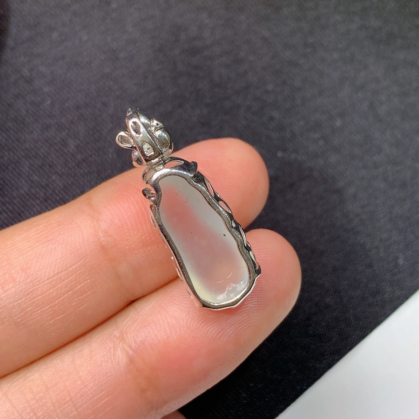 冰种福瓜吊坠，18k金镶嵌，冰润饱满，玉质水润细腻，种水足，Xg整体尺寸25.2*8.8*8