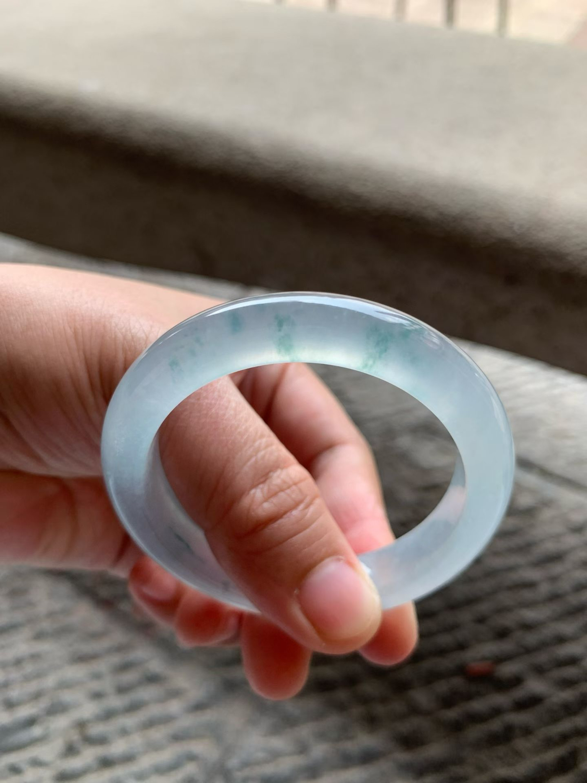 高冰淡蓝底飘花正圈手镯尺寸50*11*8.5  老坑种水，通透无比，清澈水灵，起光起胶，花色灵气清新，色调清透柔和，上手清冷高贵！