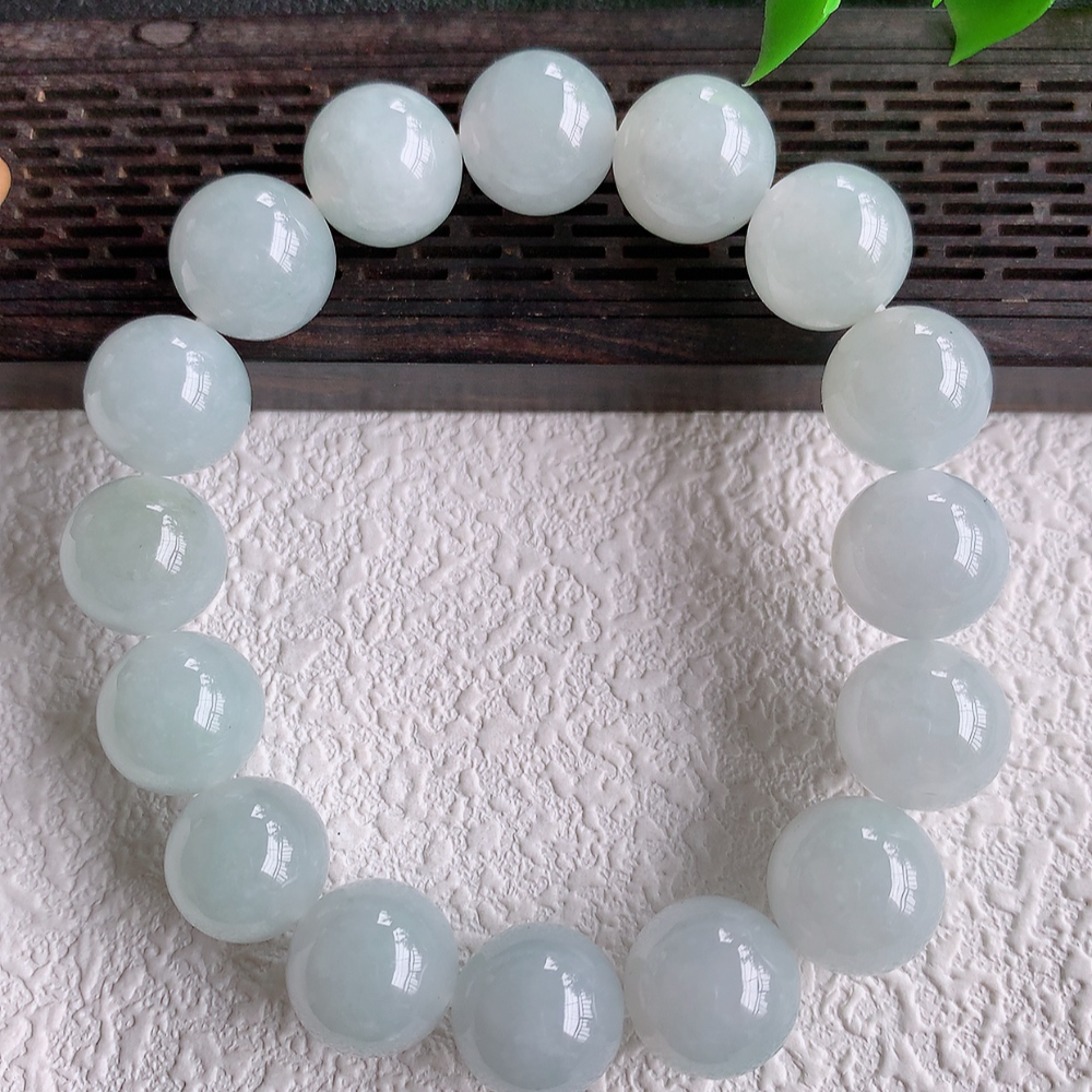 冰润翡翠圆珠手串，水水润润，珠圆玉润，颜色鲜艳，妙明清净，清秀高雅，佩戴效果优雅迷人！性价比超值 W1521  尺寸：12mm  共：16颗