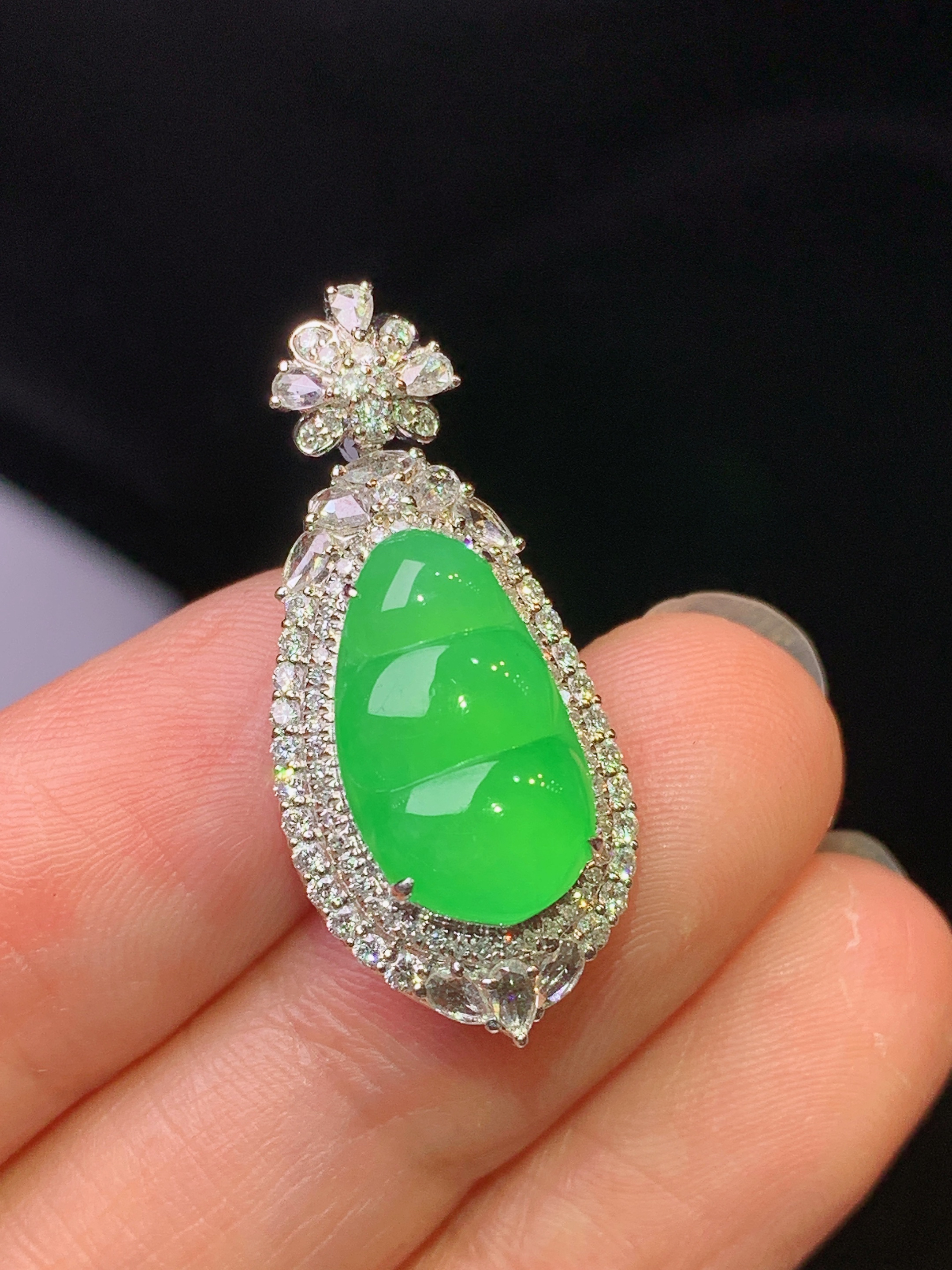 18k金钻镶嵌翠绿四季豆吊坠 玉质细腻 色泽艳丽清新 水润亮眼 整体尺寸29.3*13*10.5z1