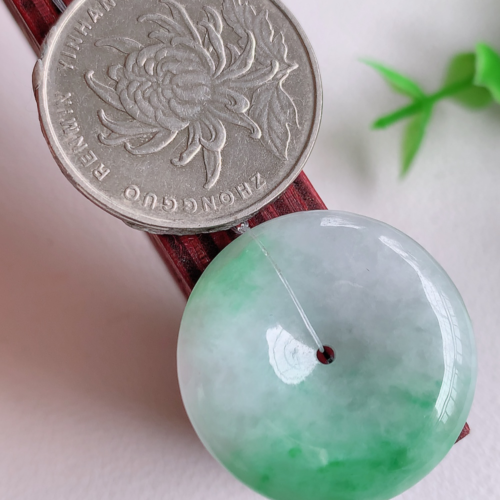 冰润飘绿平安扣吊坠，厚装饱满，冰润剔透，细腻水足，种质润泽，飘花灵动，佩戴优雅大气，W49.21   尺寸：25-5.6mm