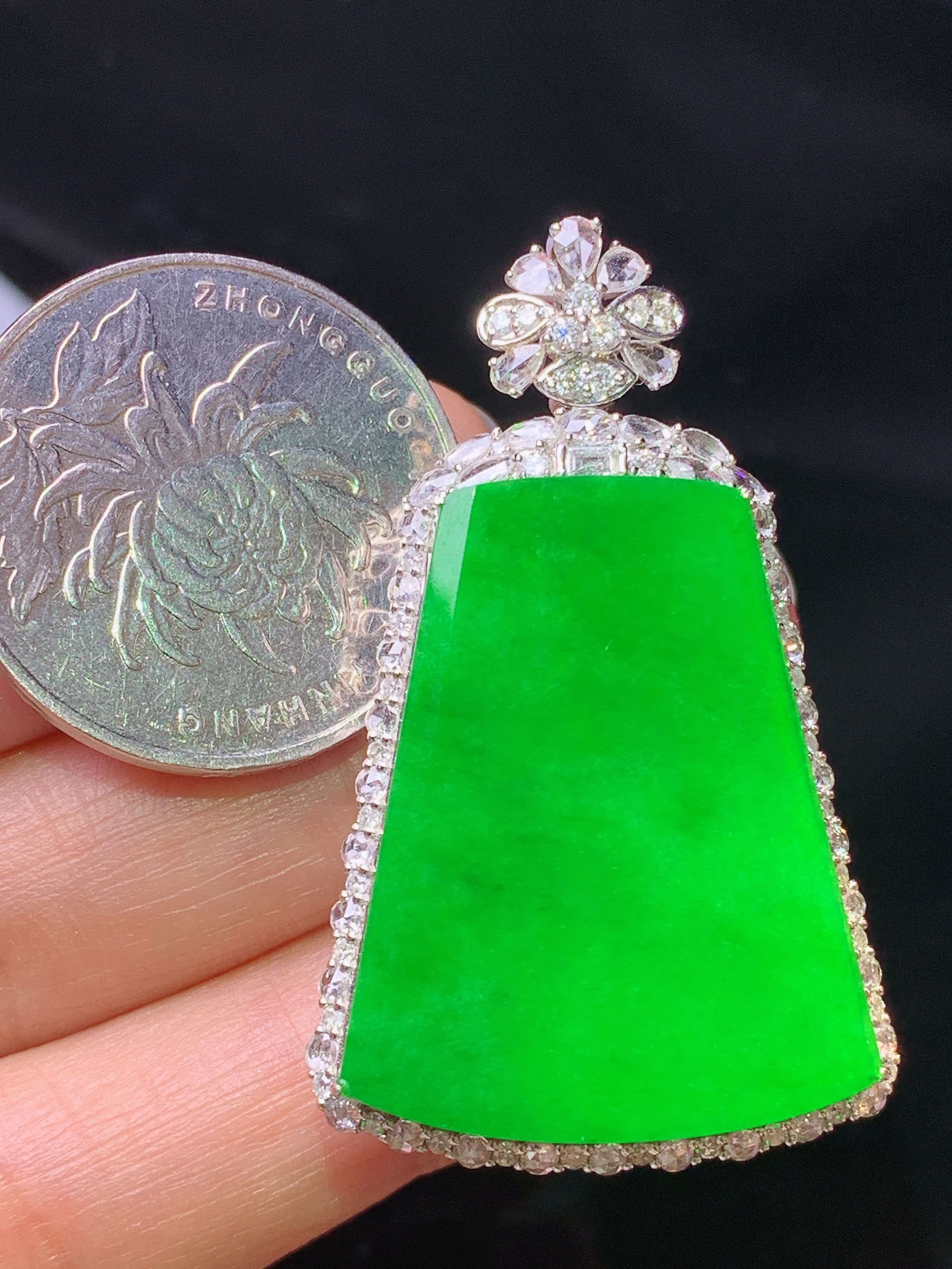 18k金钻镶嵌满绿无事牌吊坠 玉质细腻 色泽艳丽清新 水润亮眼 整体尺寸43.2*26.2*9.6f2