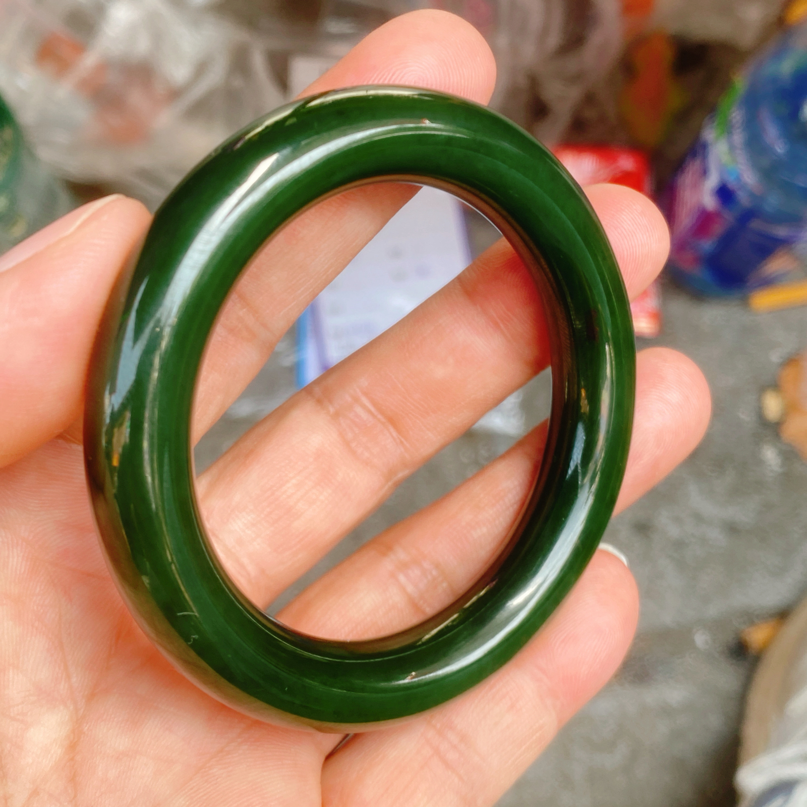 自然光实拍和田玉7号老坑红皮老料菠菜绿52圆条手镯肉质温润细腻 油润如凝脂。无裂无杂圈口52/11.2