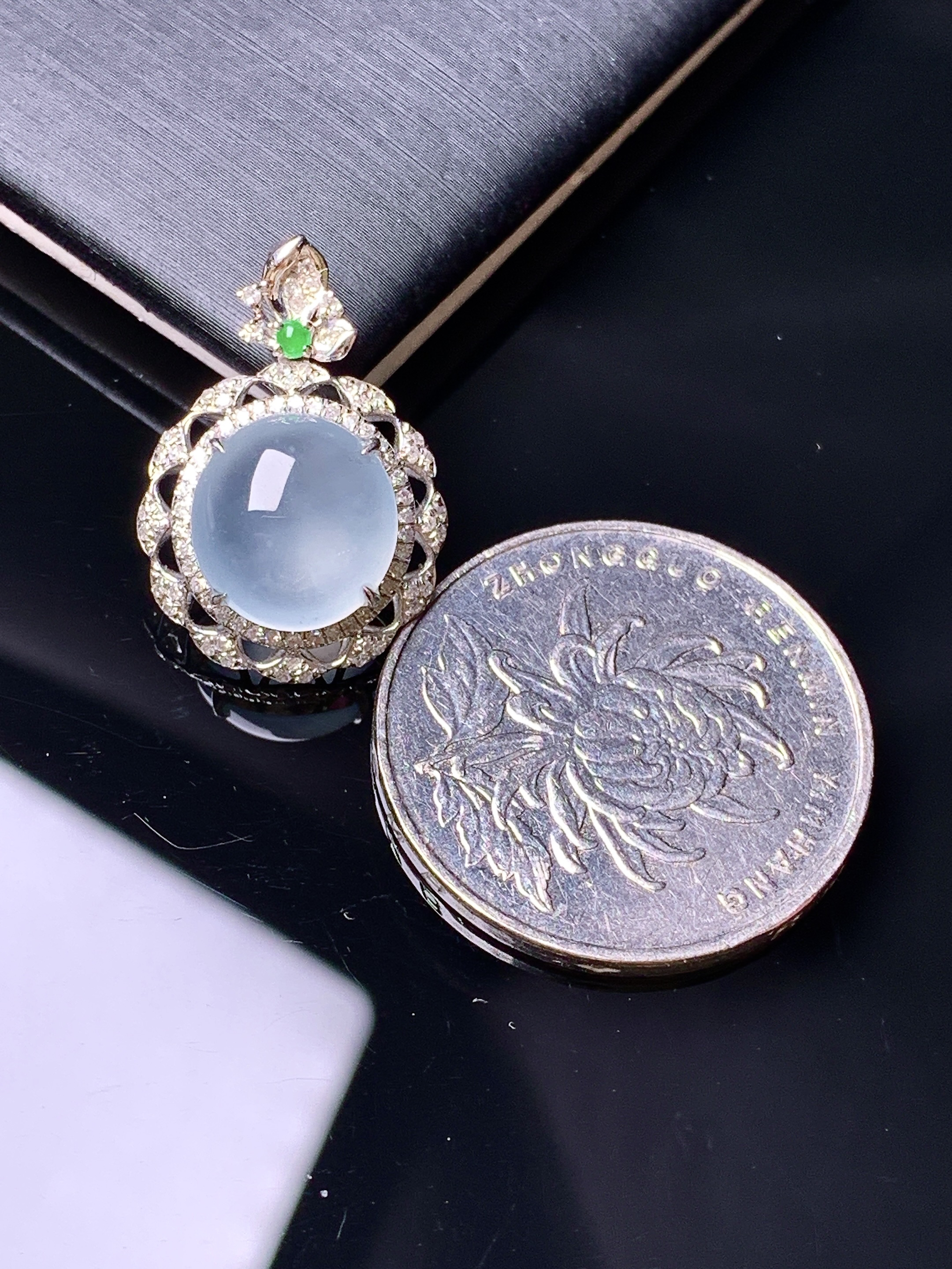 18k金钻镶嵌冰种蛋面吊坠 玉质细腻 色泽艳丽清新 水润亮眼 整体尺寸22.2*15.5*8.5yz