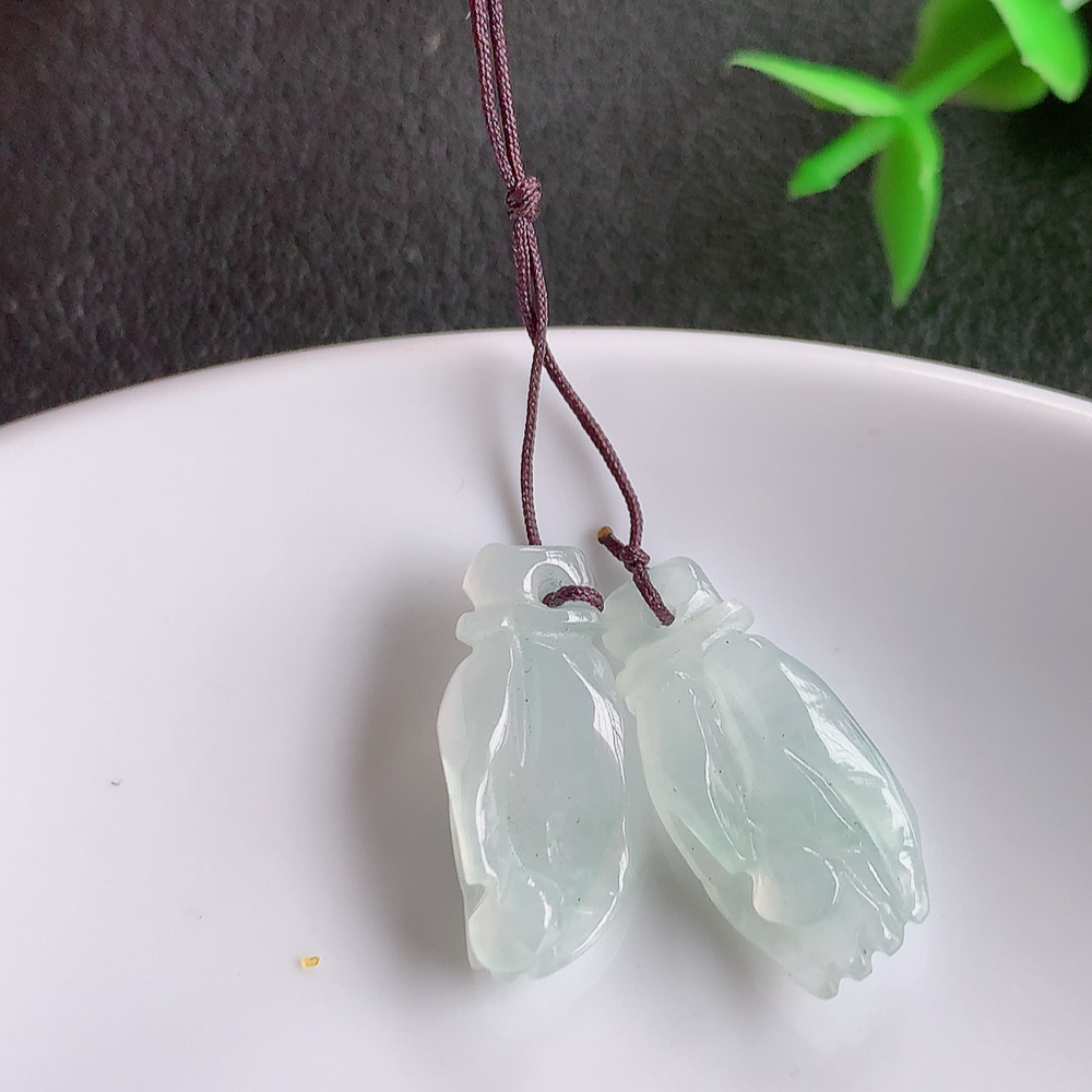 冰润掌上明珠  妙手生财吊坠。玉质细腻 做工精细，精雕纤长佛手，指尖柔美 手执圆润宝珠，有人生运筹帷幄 尽在掌握之意，还有爱不释手 妙手生财的美好寓意。象征着吉祥如意 福寿安康 人生如意 横财到手  W49.21   尺寸：21-9.8-6mm