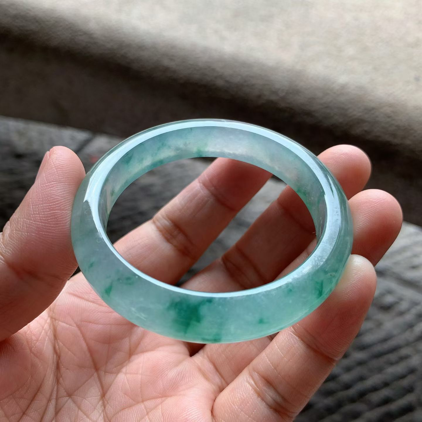 老坑种飘绿花正圈手镯尺寸50.5*9.8*8.3 老坑种水，通透冰莹，清润水足，胶润无比，绿花灵动，清新雅致！