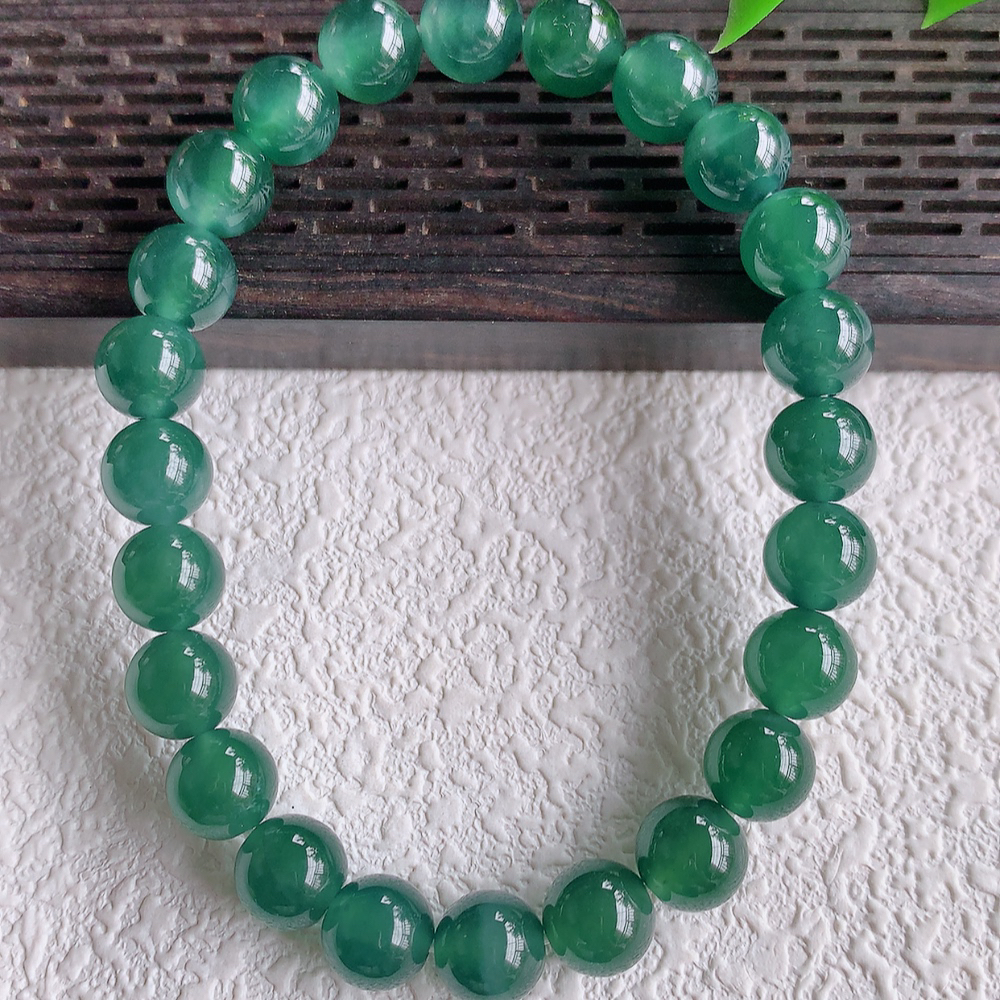 蓝冰翡翠圆珠手串，水水润润，珠圆玉润，颜色鲜艳，妙明清净，清秀高雅，佩戴效果优雅迷人！性价比超值 W1031  尺寸：8mm  共：24颗