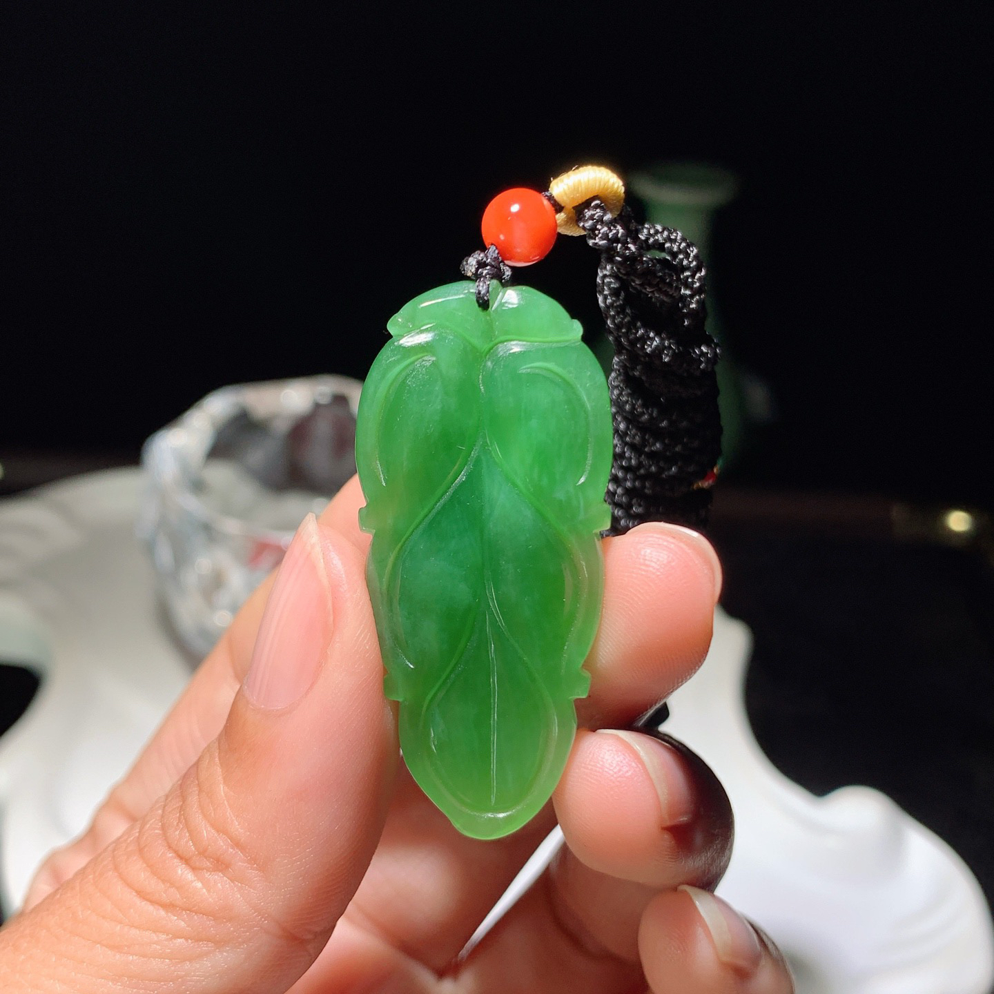 和田玉阳绿俄罗斯碧玉金枝玉叶挂件 尺寸45/20/8重14.8克 玉质细腻油润 底色纯净 脂粉好，品质好。lt260323