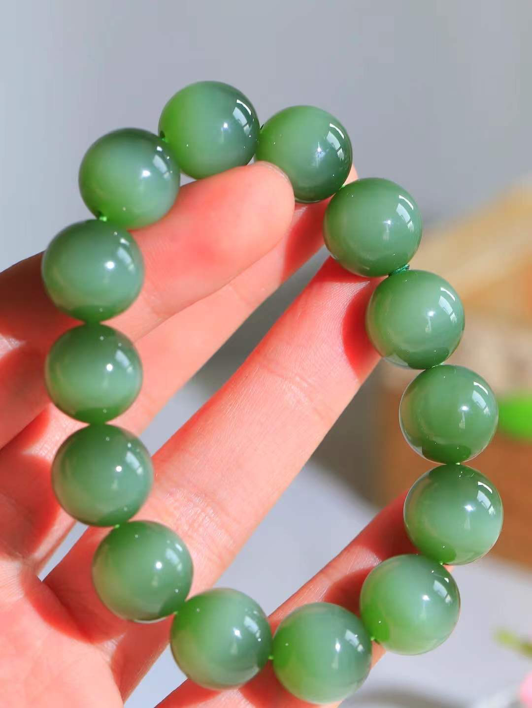 【珠圆玉润.手串】

精品和田玉碧玉猫眼珠圆玉润手串 玉质温润细腻  整串打磨圆润，佩戴舒适。珠珠落玉盘，间关莺语花底滑，一生美好时光，无论身在何处，都有它相伴相守。事事顺遂，幸福美满，吉祥如意。重72.5克 尺寸取一15mm FDL-16302200