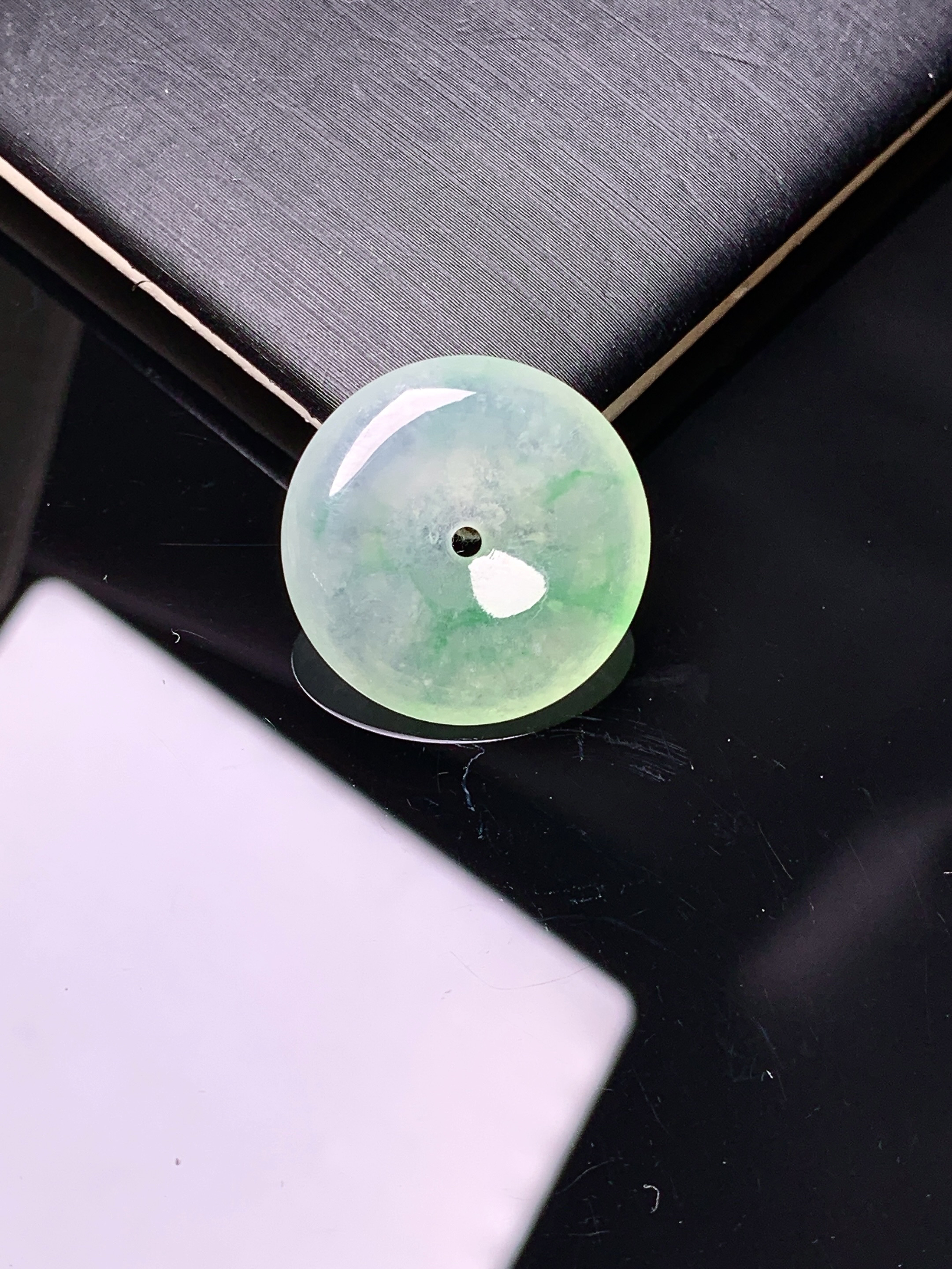 冰种飘绿平安扣吊坠 玉质细腻 色泽艳丽清新 水润亮眼 整体尺寸19.2*4c1