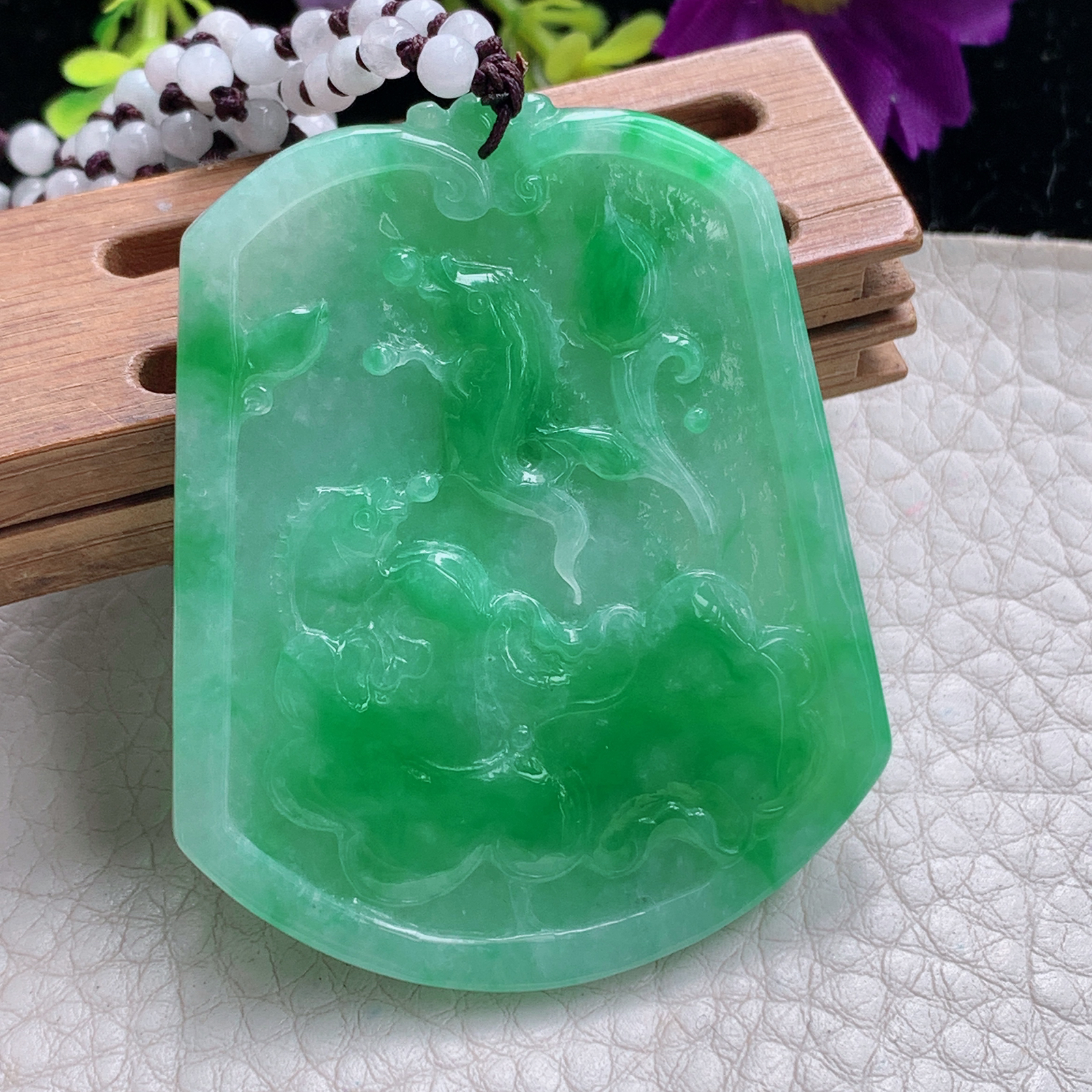 zz3实拍55.5*45*4缅甸翡翠阳绿双面精雕年年有余吊坠 荷叶鱼玉坠，翡翠珠挂链