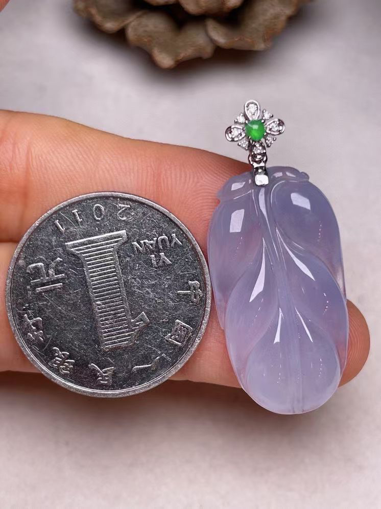 冰种淡紫叶子吊坠、真金真钻镶嵌，种水好，玉质细腻 .裸石尺寸 30.0*16.0