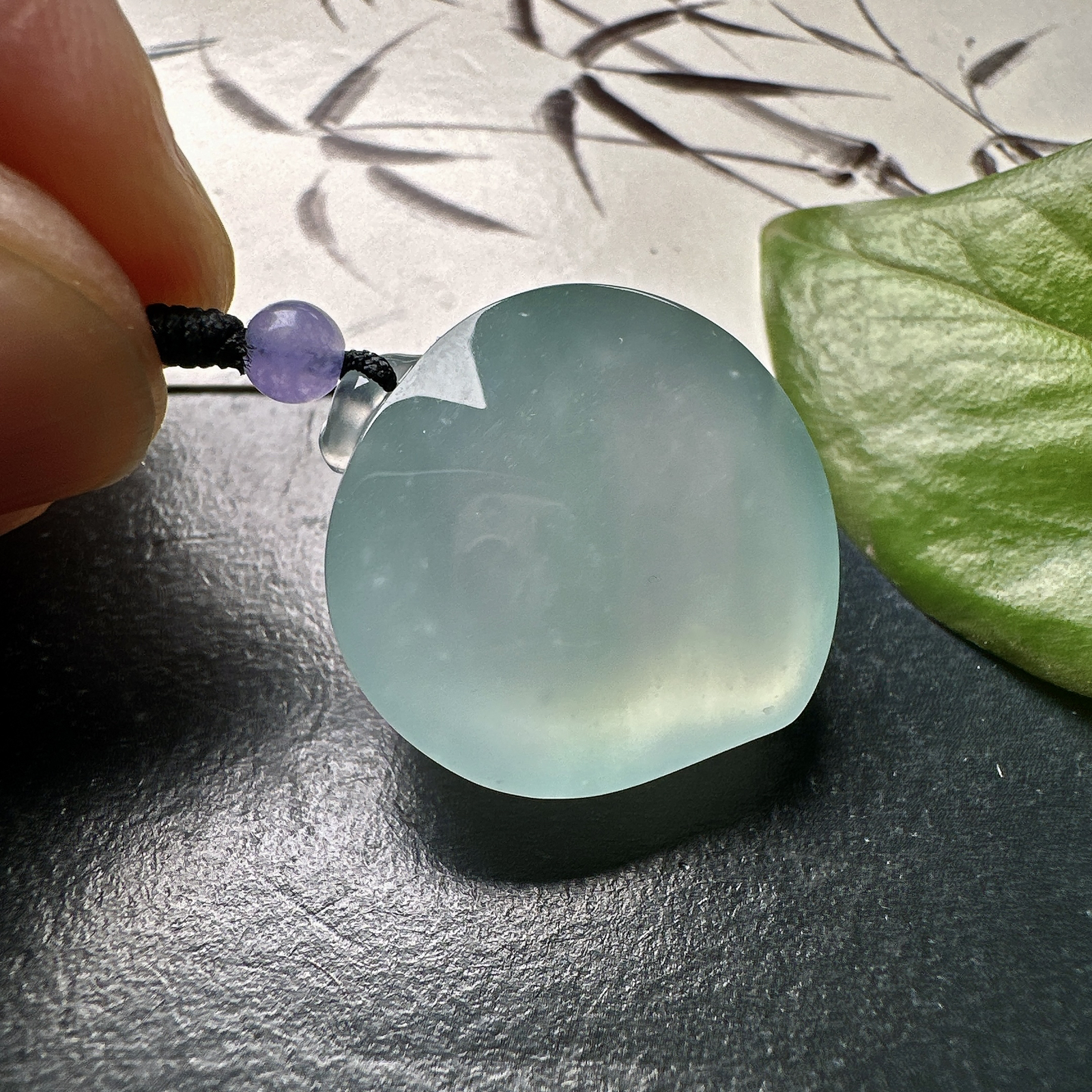 【冰种大桃子吊坠】质地细腻，冰润透亮，光泽出众，冰感十足