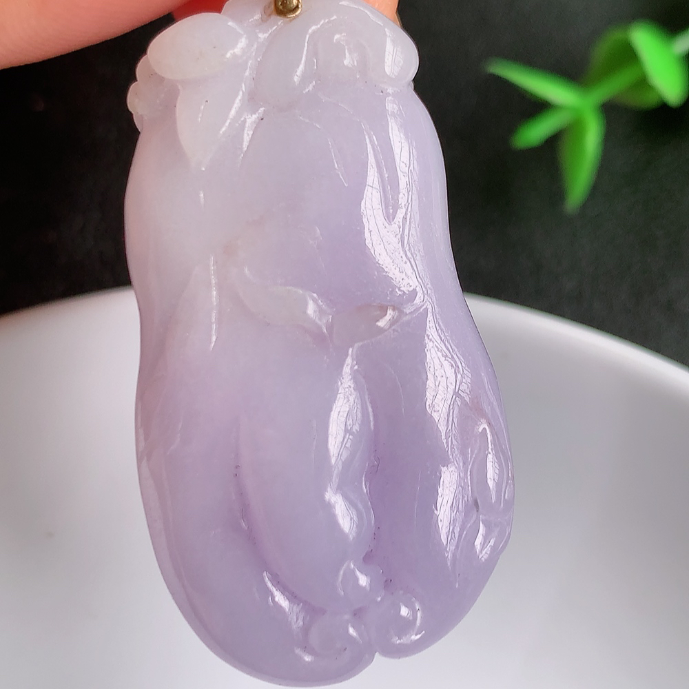 18k金扣自然光实拍，老坑紫罗兰人参如意吊坠，玉质细腻起胶，立体雕工精湛，色泽鲜艳，种老水足，饱满厚装，佩戴大气上档次！W142.21  尺寸：41.5-22.8-11.5mm