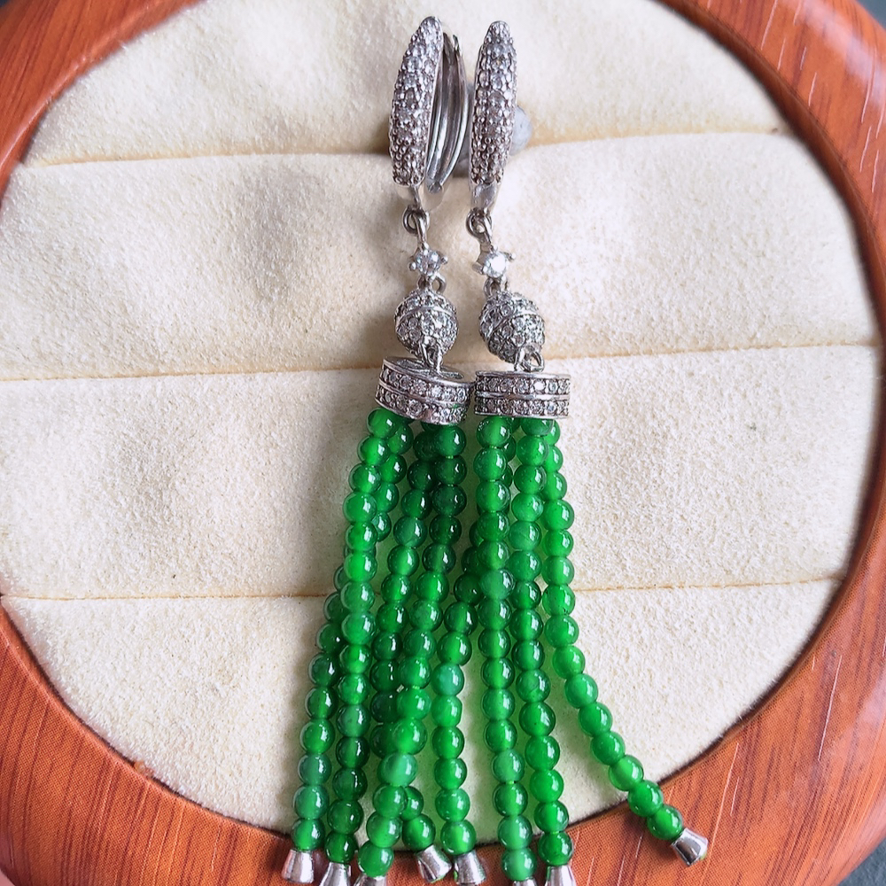 冰满绿翡翠925银镶嵌耳坠，自然光实拍，翠色灵动，颜色漂亮，种老水足，品相佳，佩戴佳品！W815.21  取一整体尺寸：65-7mm  裸石尺寸：3mm