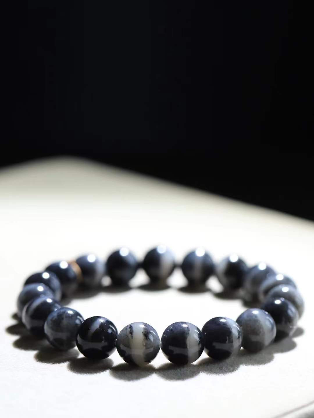 【籽.珠圆玉润.手串】

新疆和田青花籽料珠圆玉润手串 玉质温润细腻  整串打磨圆润，佩戴舒适。珠珠落玉盘，间关莺语花底滑，一生美好时光，无论身在何处，都有它相伴相守。事事顺遂，幸福美满，吉祥如意。重29.5克 尺寸取一10mm  FDA-45312233