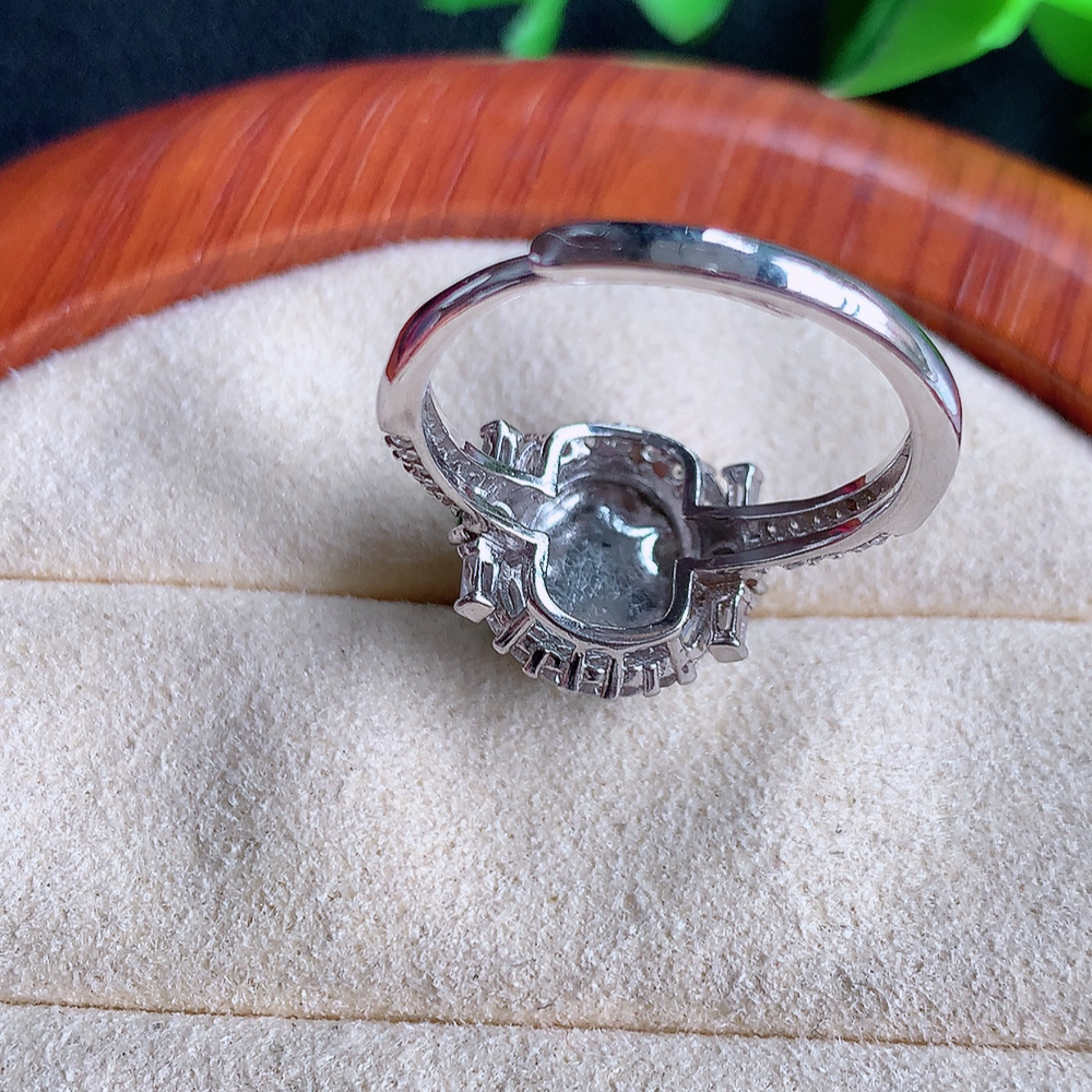 冰润满绿精美环形翡翠戒指  玉质细腻  冰清玉润  飘花灵动  颜色漂亮  W502.21   内径尺寸：18.5-13-6.8mm  裸石尺寸：10-9mm