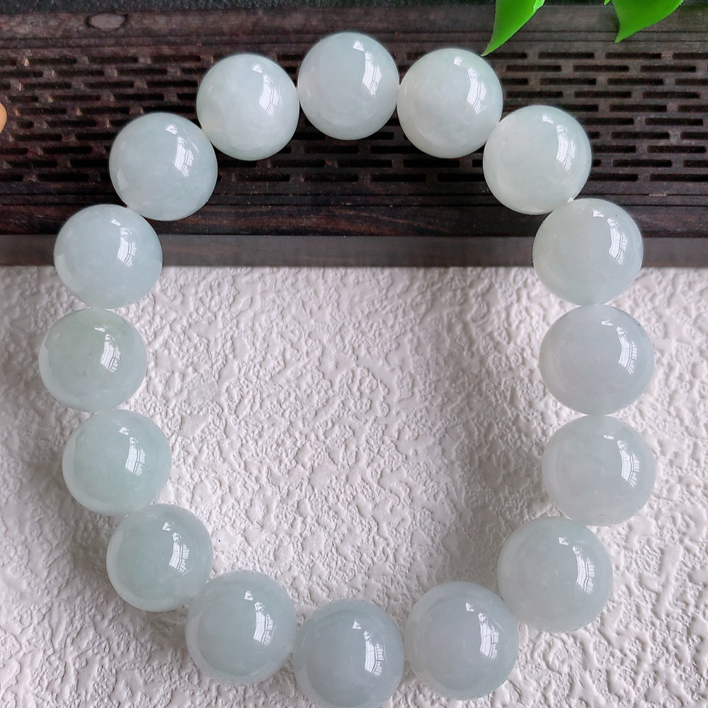 冰润翡翠圆珠手串，水水润润，珠圆玉润，颜色鲜艳，妙明清净，清秀高雅，佩戴效果优雅迷人！性价比超值 W1521  尺寸：12mm  共：16颗