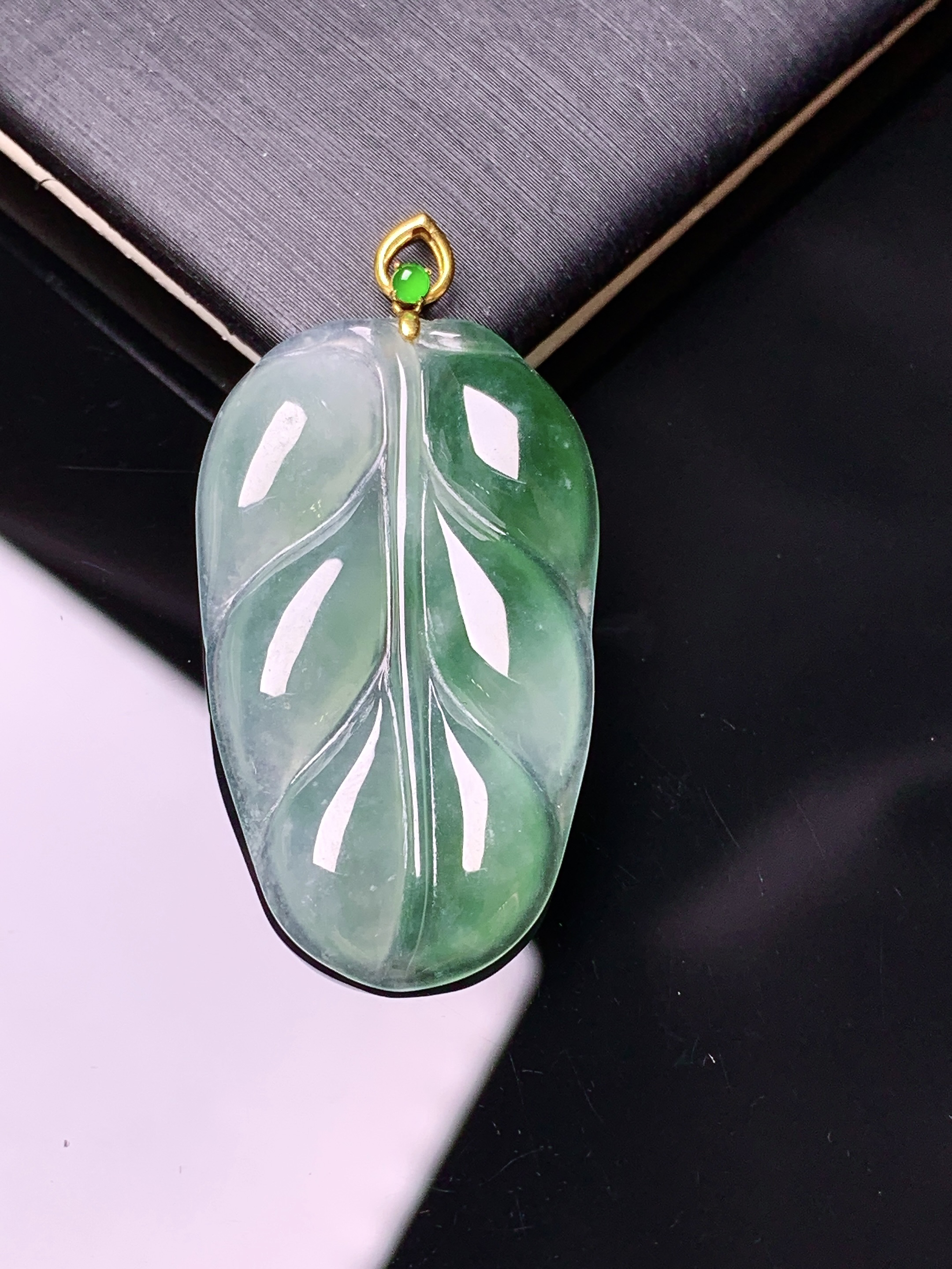 18k金冰种飘绿树叶镶嵌吊坠 玉质细腻 色泽艳丽清新 水润亮眼 整体尺寸36.7*19*3.5c1