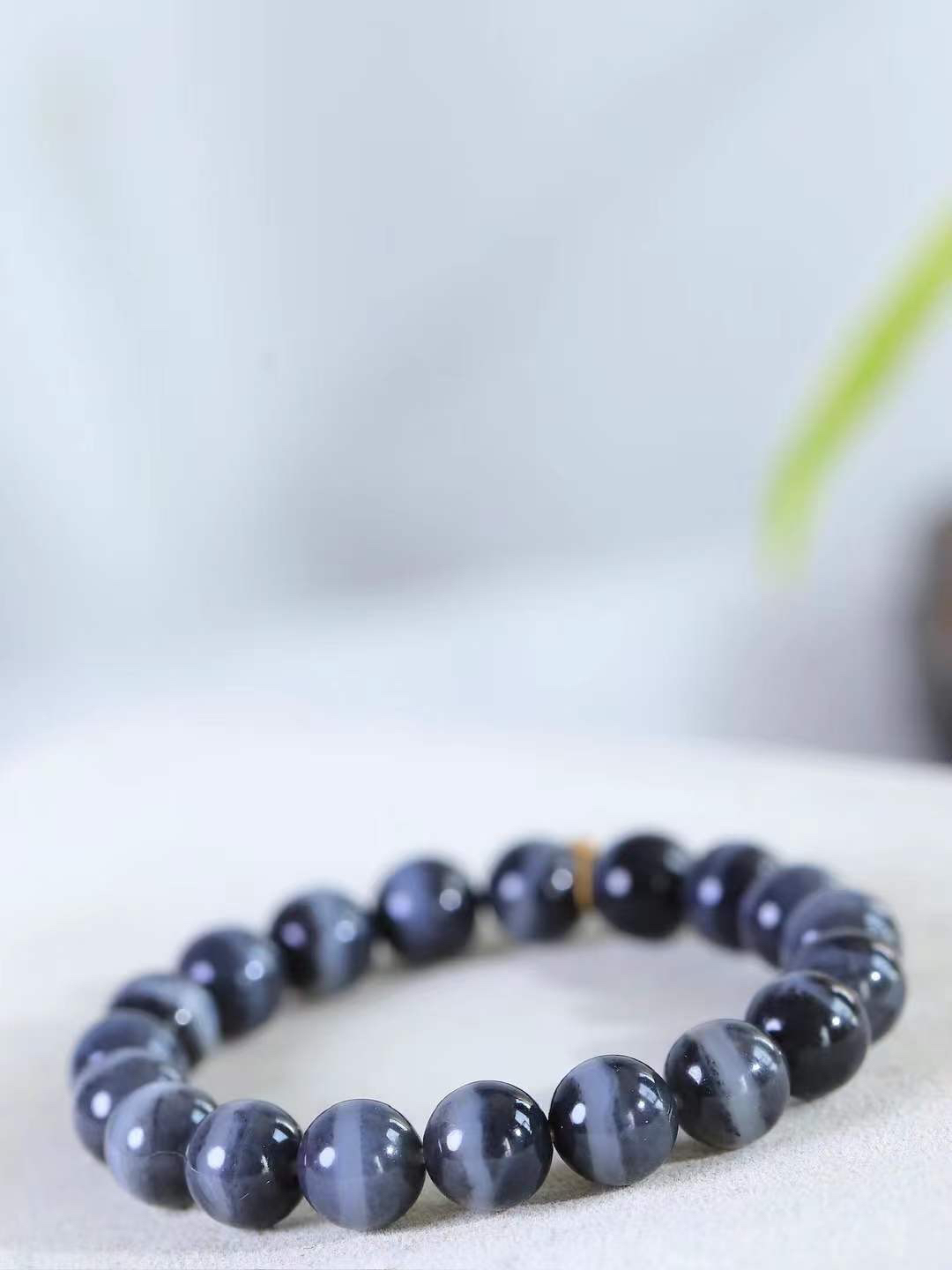 【籽.珠圆玉润.手串】

新疆和田青花籽料珠圆玉润手串 玉质温润细腻  整串打磨圆润，佩戴舒适。珠珠