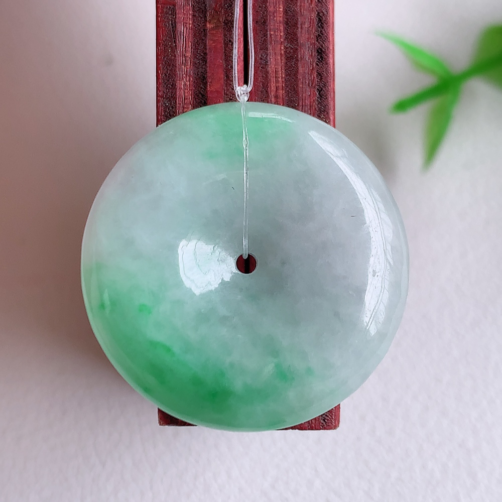 冰润飘绿平安扣吊坠，厚装饱满，冰润剔透，细腻水足，种质润泽，飘花灵动，佩戴优雅大气，W49.21   尺寸：25-5.6mm