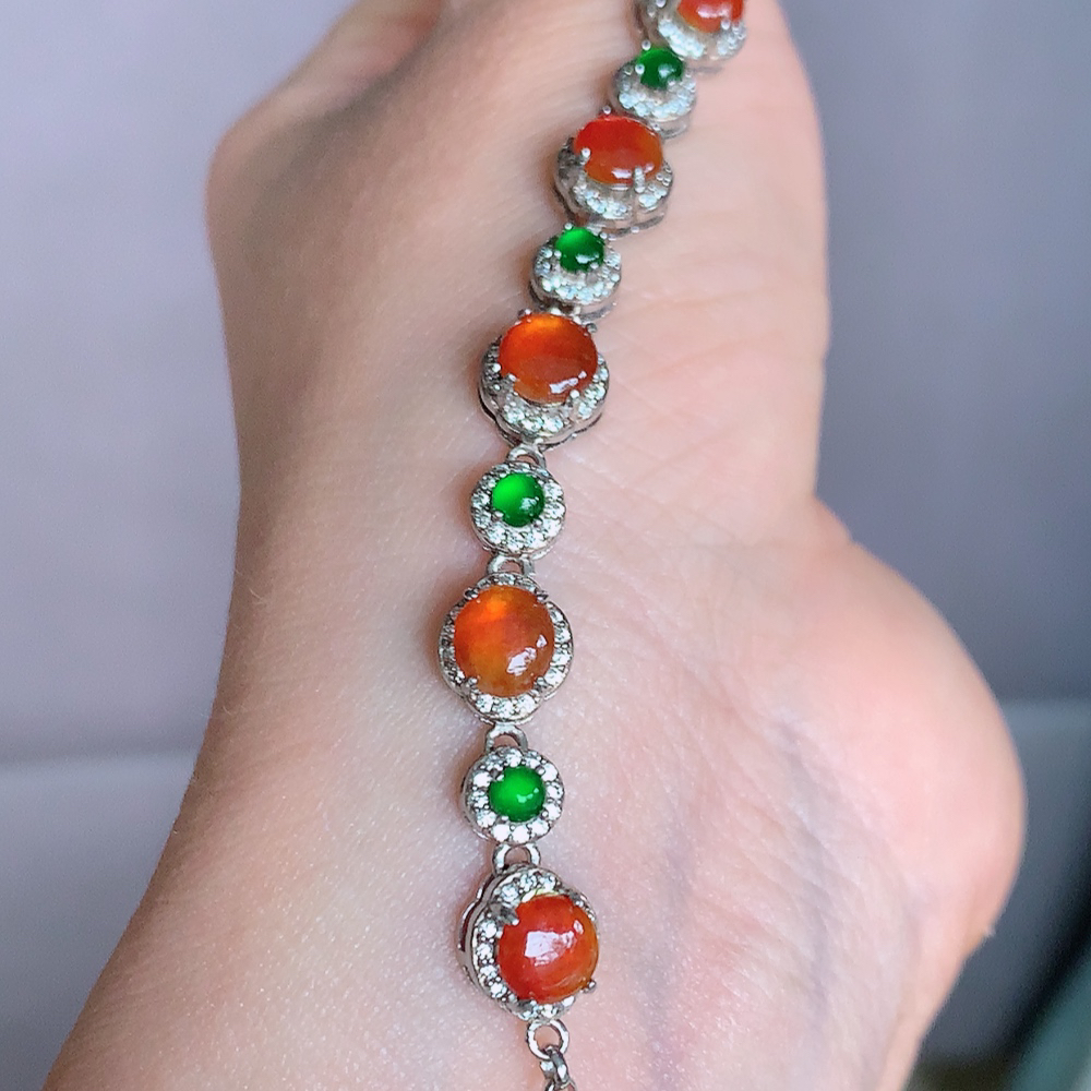 冰红翡翡翠蛋面手链，水水润润，珠圆玉润，颜色鲜艳，妙明清净，清秀高雅，佩戴效果优雅迷人！性价比超值 W502.21  取一尺寸：8.8-7.8-5.2mm    裸石尺寸：5.8mm