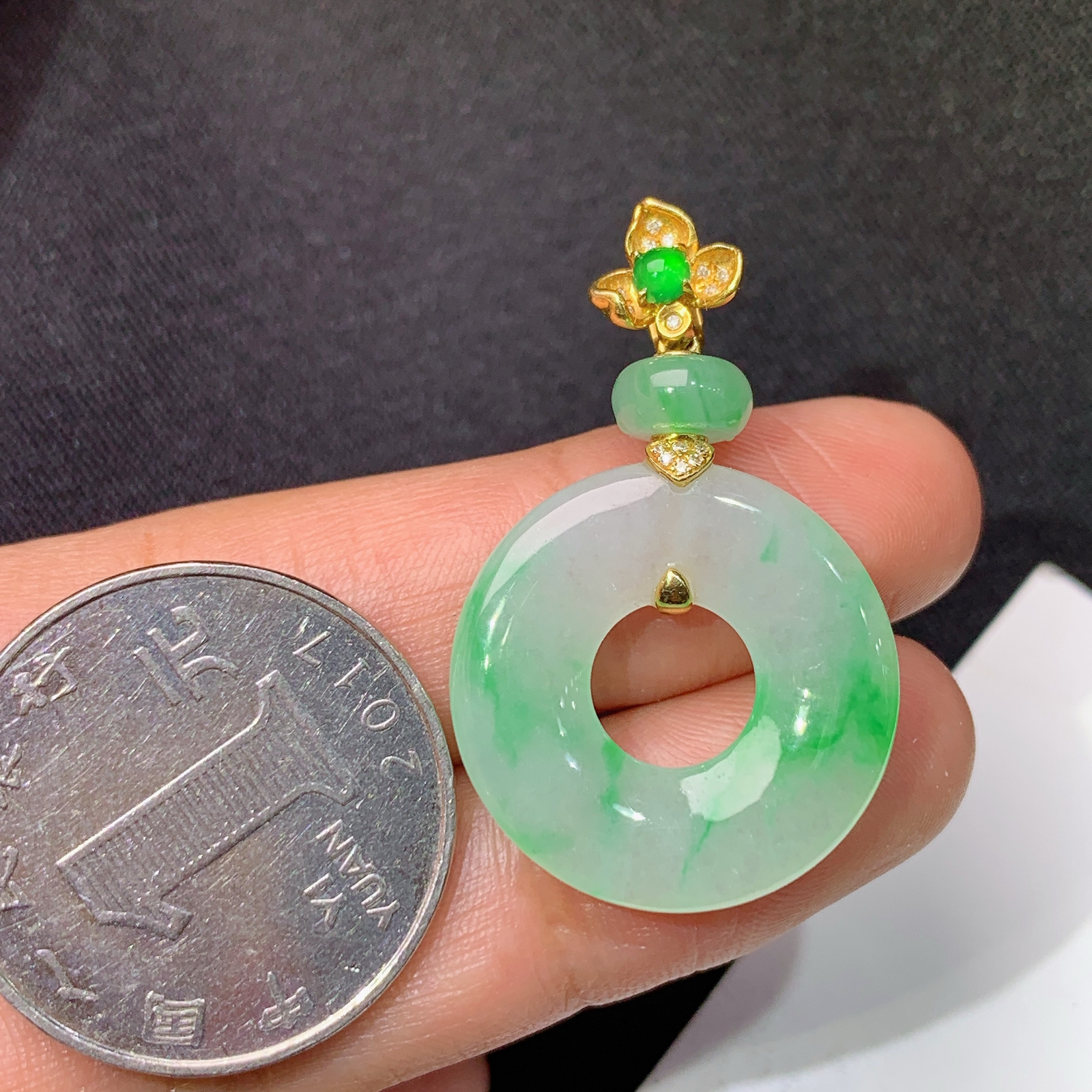 飘绿甜甜圈吊坠，18k金镶嵌，冰润细腻，Xu整体尺寸34.5*21.8*3.7