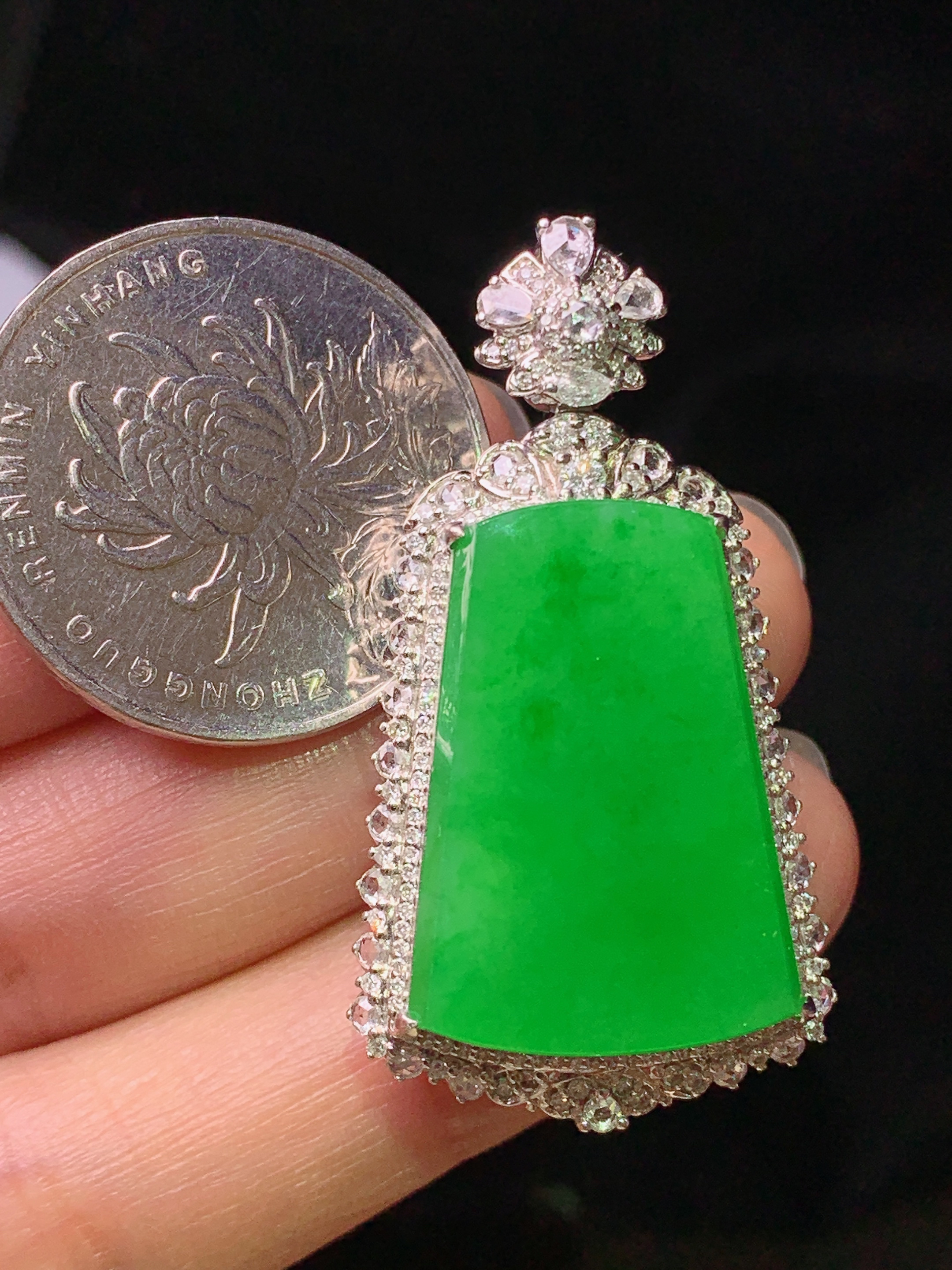 18k金钻镶嵌翠绿无事牌吊坠 玉质细腻 色泽艳丽清新 水润亮眼 整体尺寸41*22.3*11.3h2