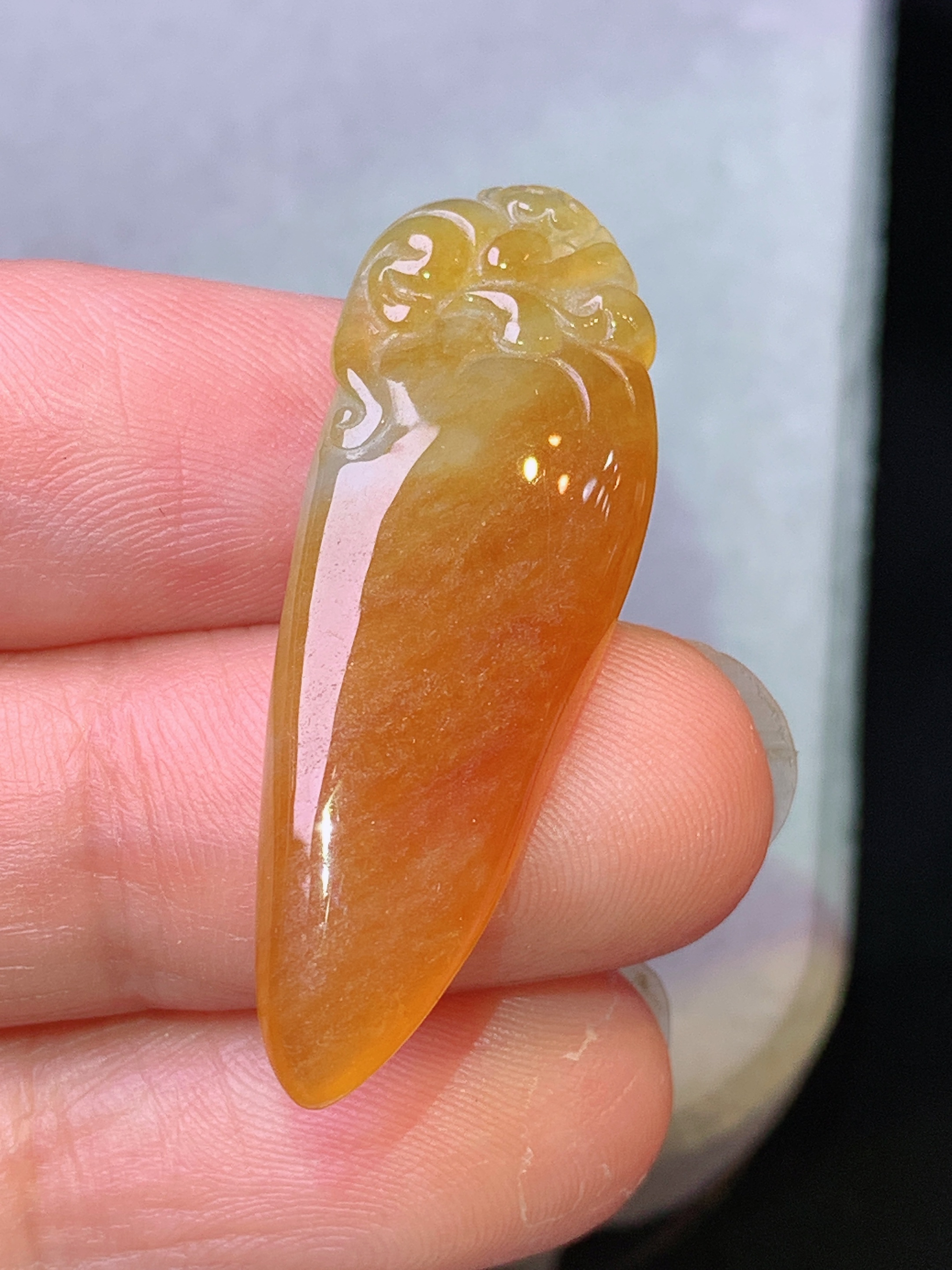 黄翡福瓜吊坠 玉质细腻 色泽艳丽清新 水润亮眼 整体尺寸36.2*12.5*5.2z1