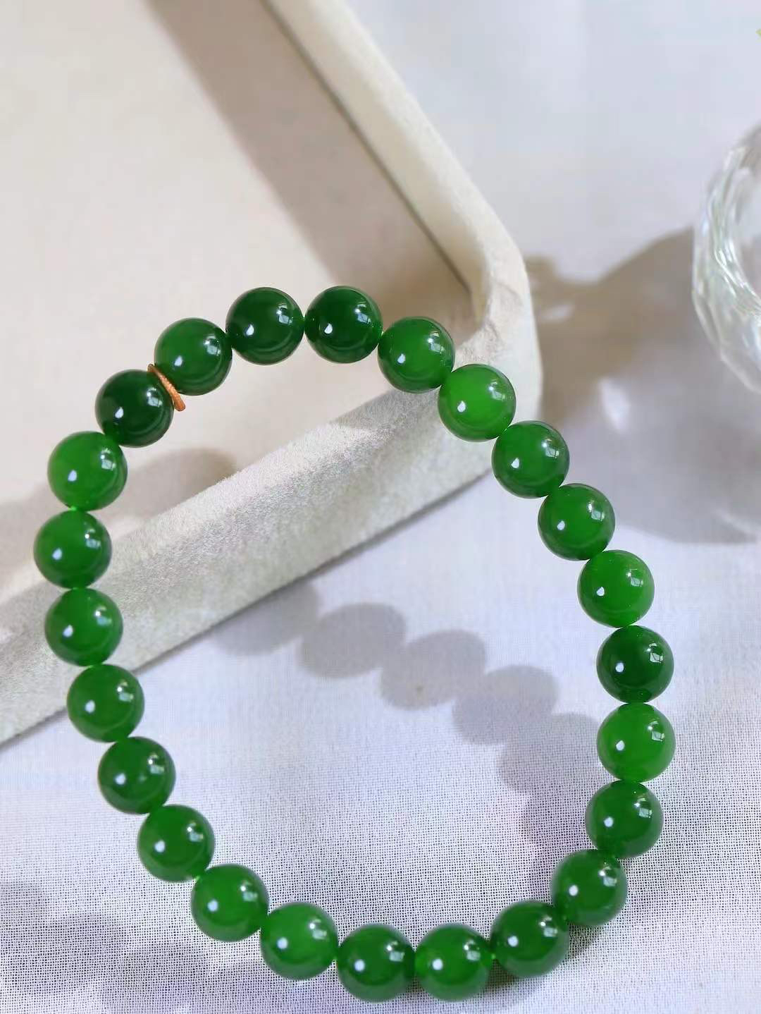 【珠圆玉润.手串】

精品️和田玉碧玉珠圆玉润手串 玉质温润细腻  整串打磨圆润，佩戴舒适。珠珠落玉盘，间关莺语花底滑，一生美好时光，无论身在何处，都有它相伴相守。事事顺遂，幸福美满，吉祥如意。重19.4克 尺寸取一8mm  FDA-22362233